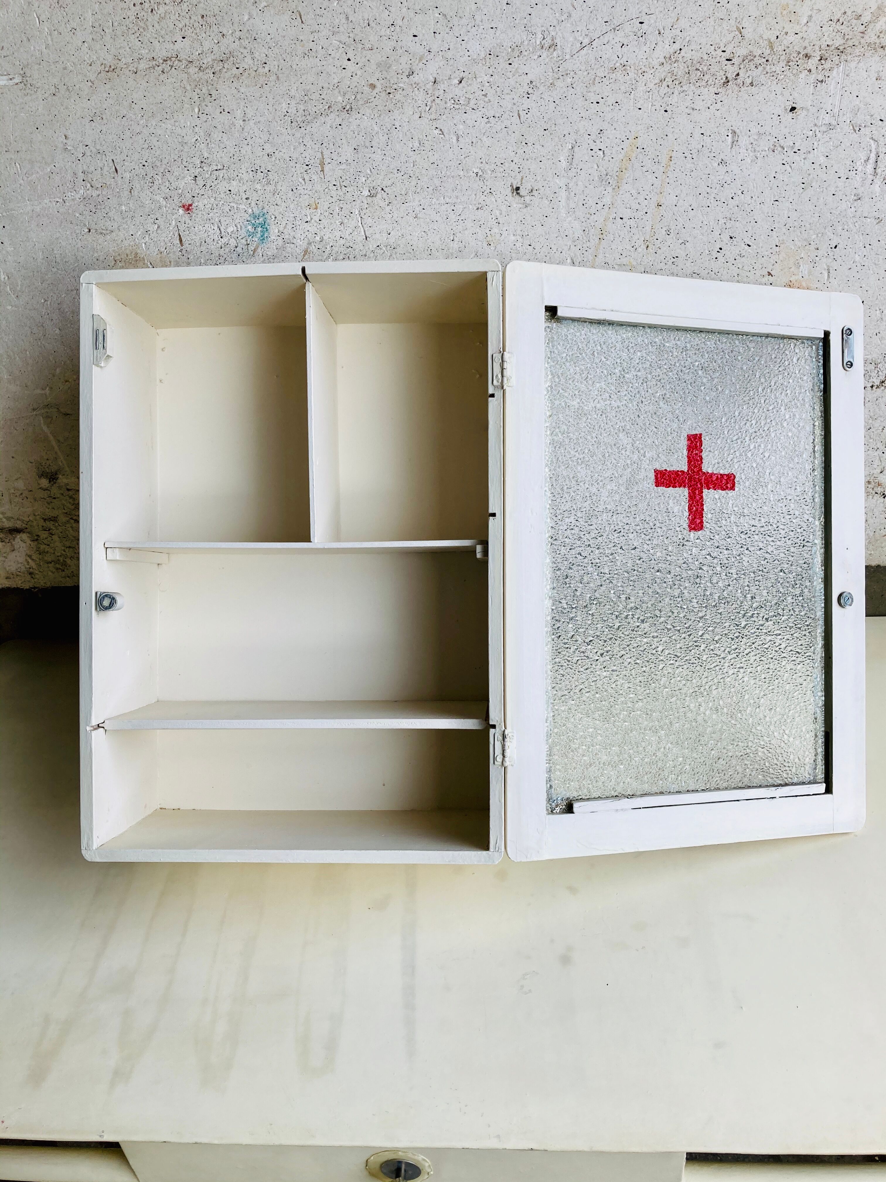 Pharmacy cupboard 60'