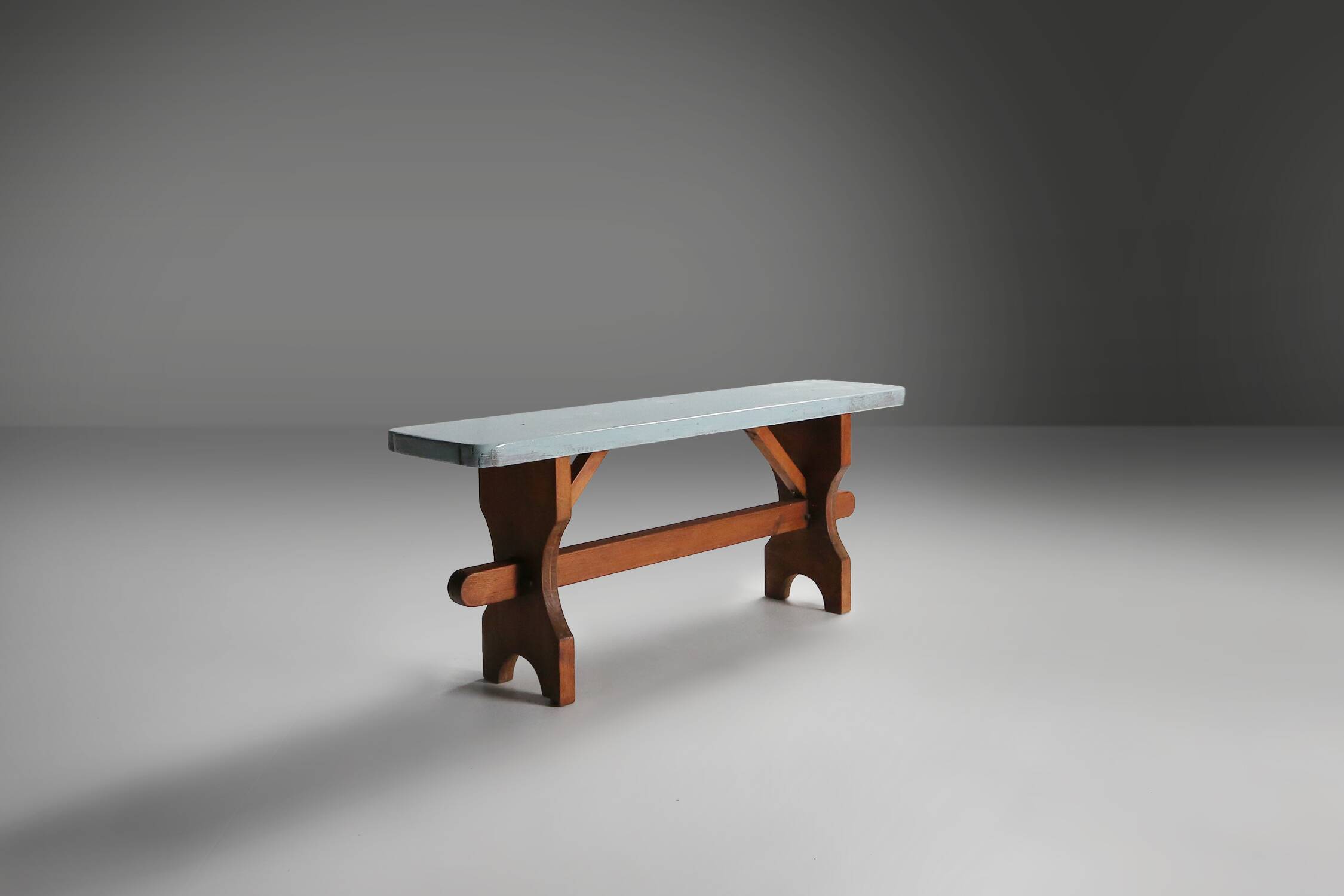Banc rustique en bois avec plateau bleu, France 1930