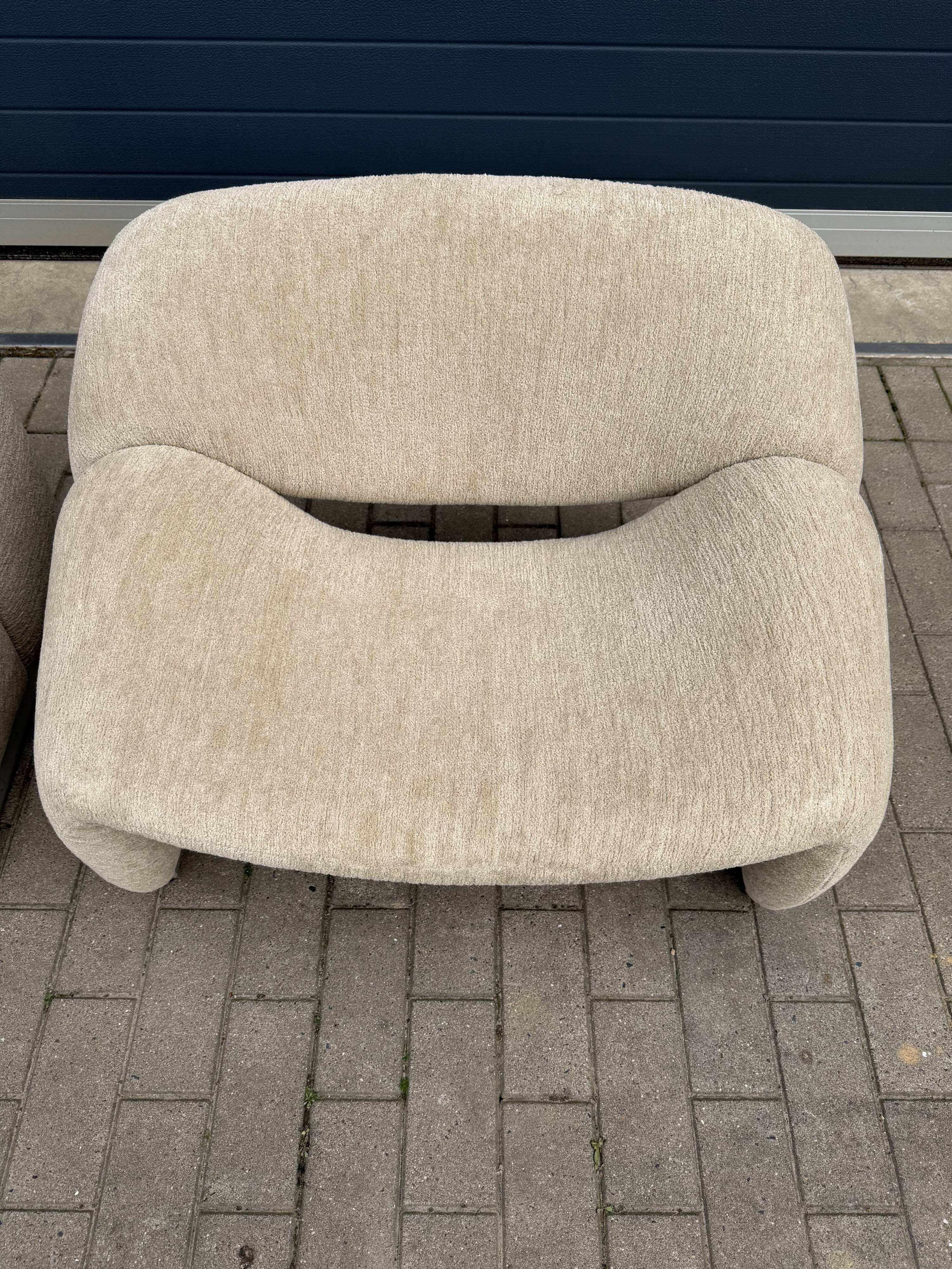 2x Artifort Groovy F598 Pierre Paulin, Pierre Frey: Chenille Igor (Sable)