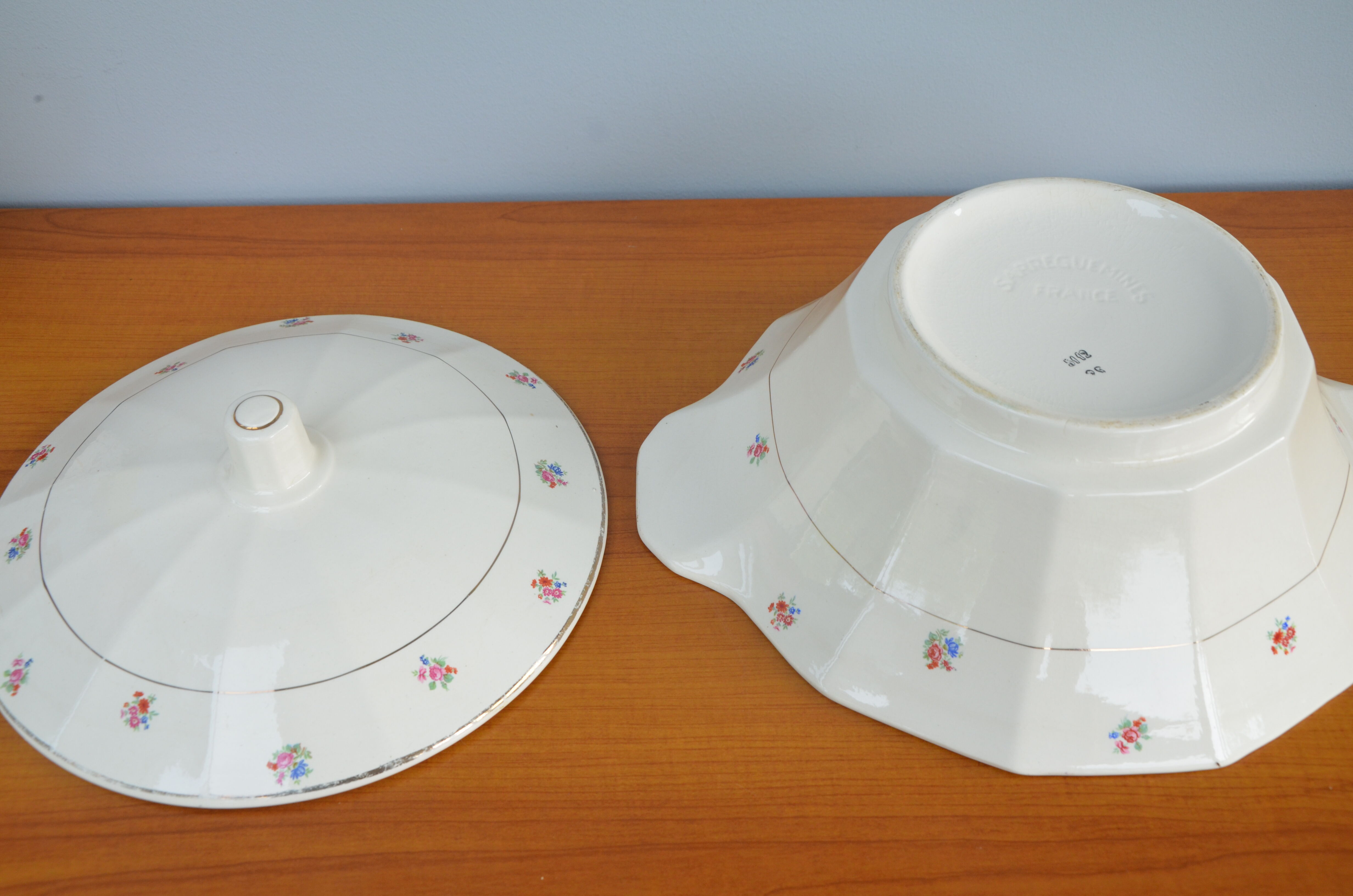 Sarregemines soup tureen, floral motif