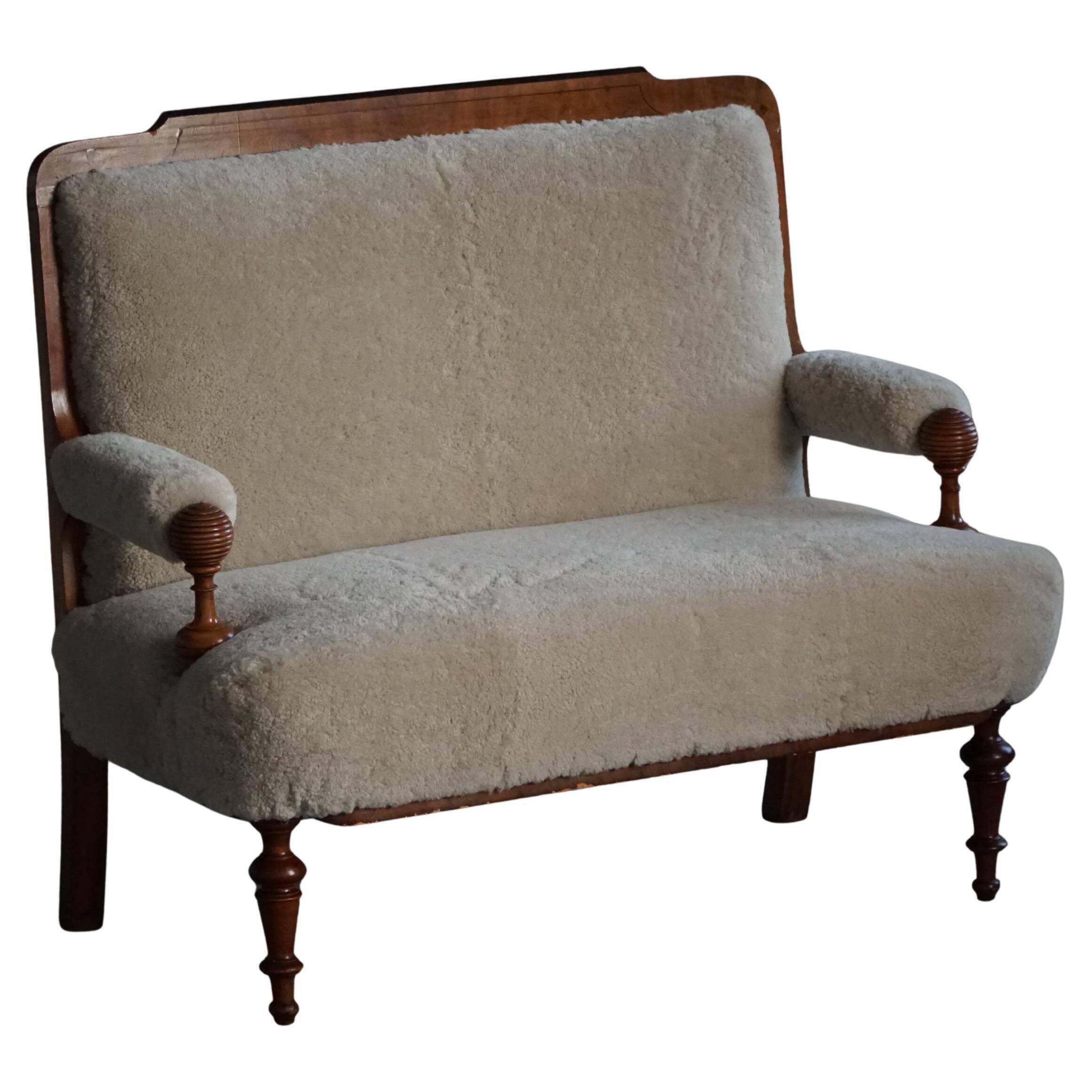 Danish two-seater canapé from the early 20th century in merino wool and wood, 1930s.