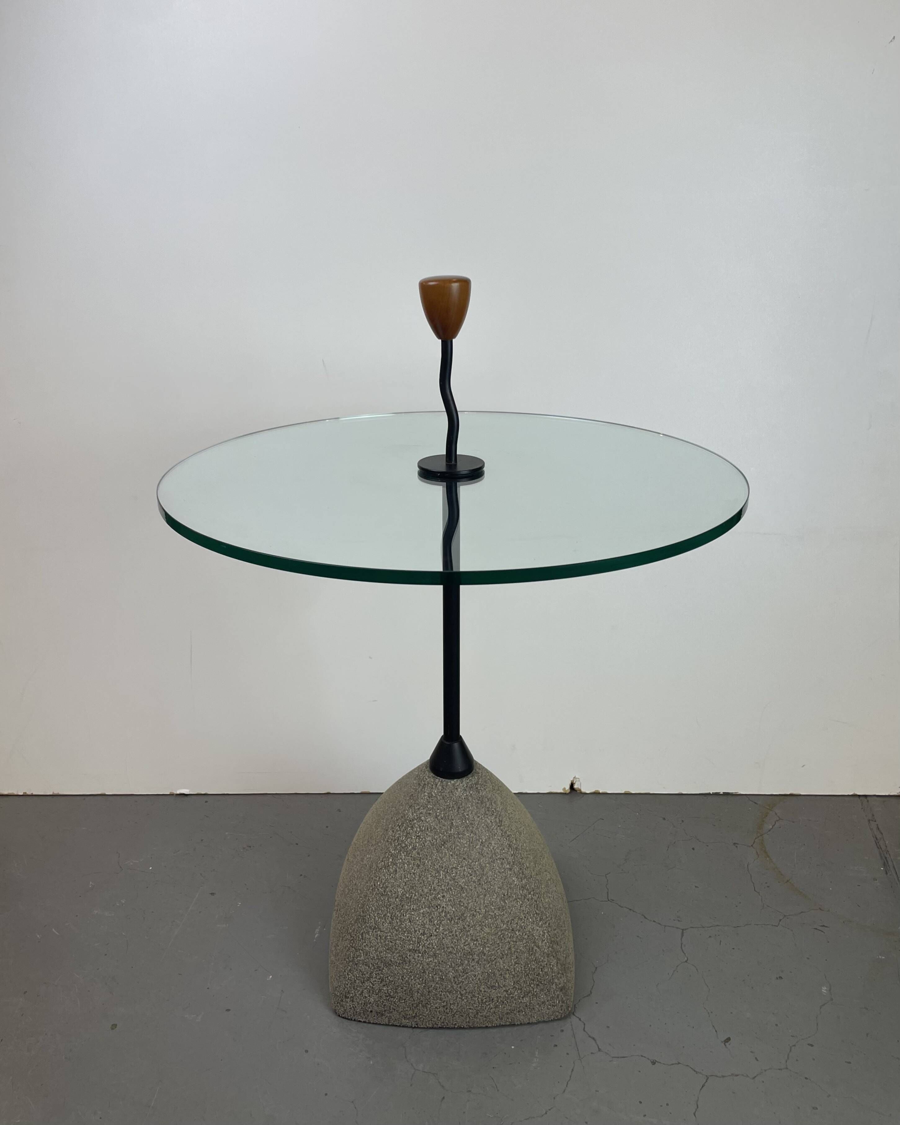 Table d'appoint post-moderne dans le style d'Ettore Sottsass, Italie, années 1980.