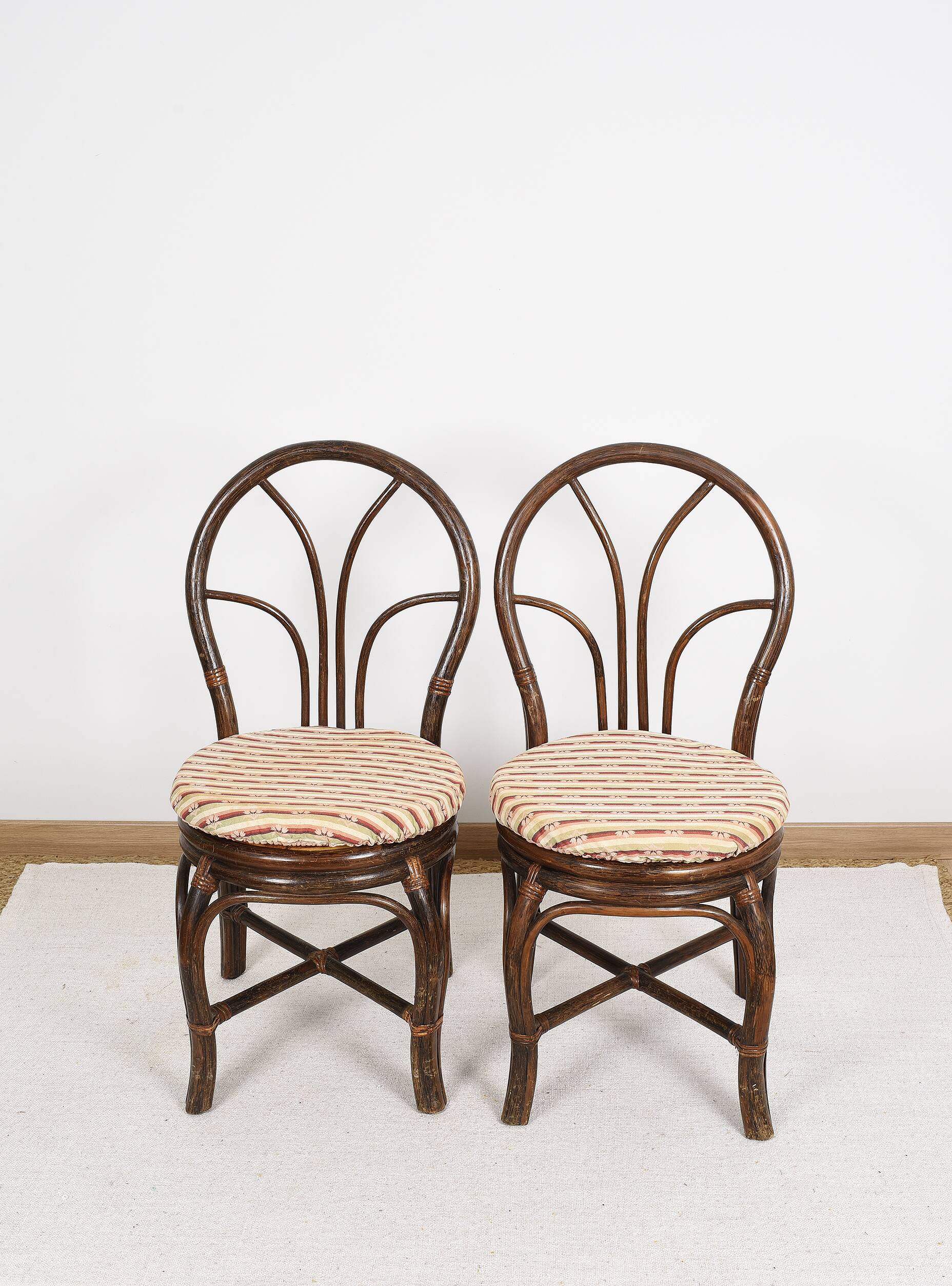 Set of 4 turned wicker chairs, vintage.