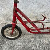 Trottinette rouge ancienne à pédale et chaîne
