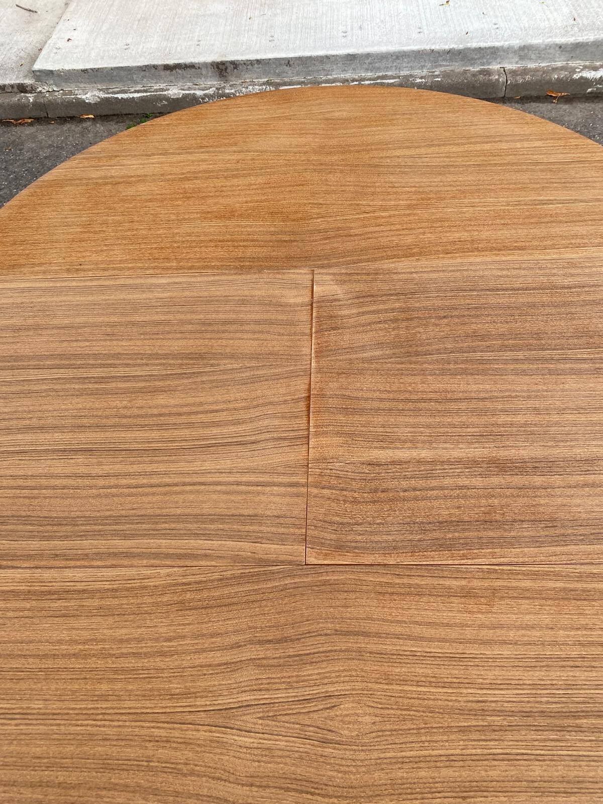 Table à manger scandinave ronde extensible rénovée en teck 1950