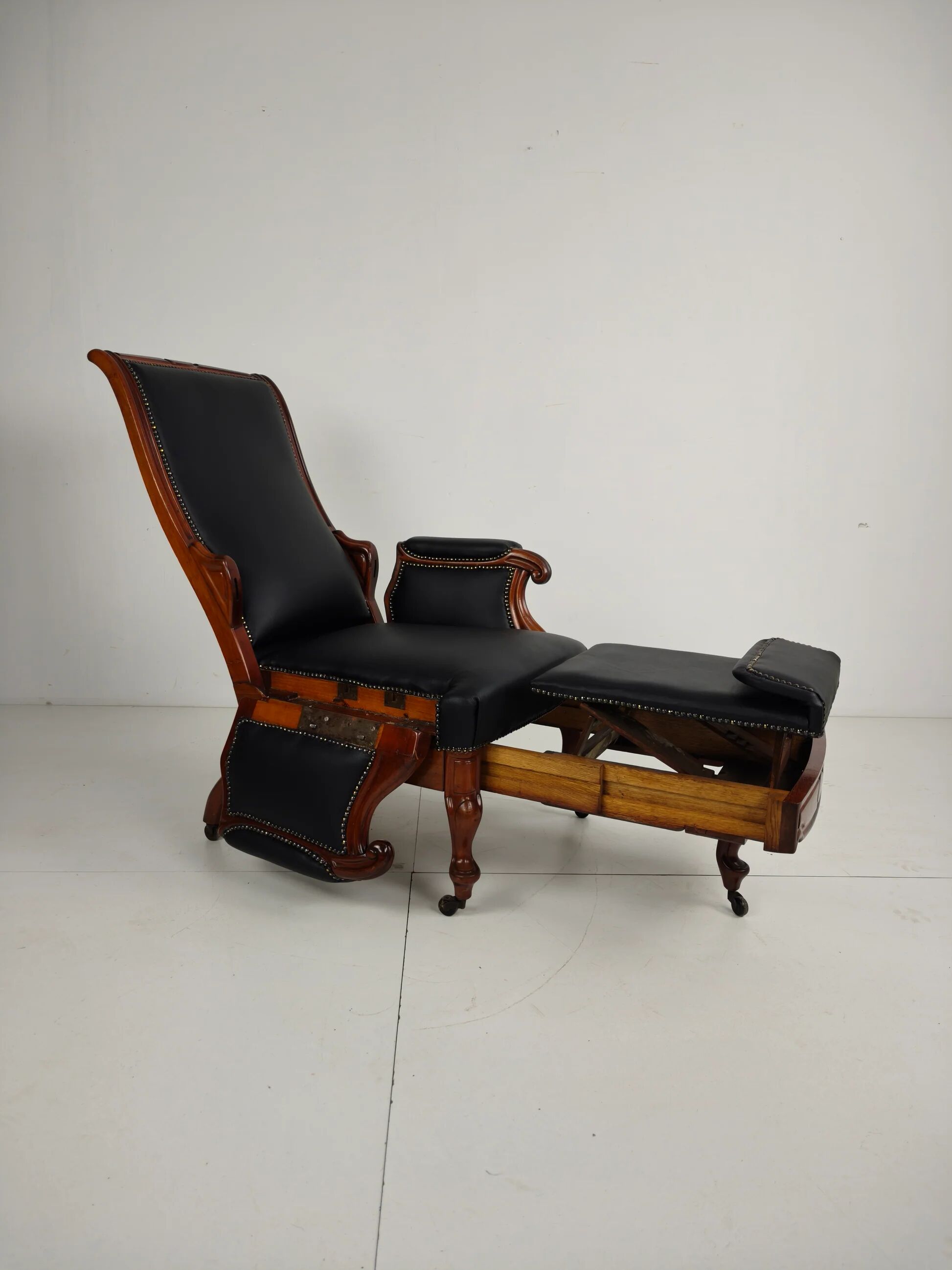 Fauteuil de bibliothèque ancien du XIXe siècle par Horrix – cuir noir
