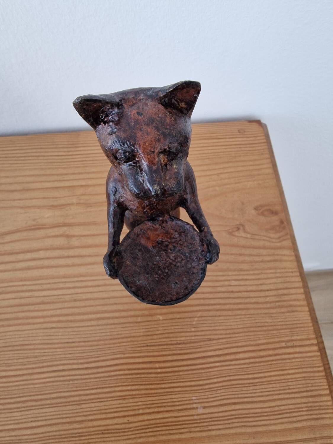 Bronze cat empty pockets