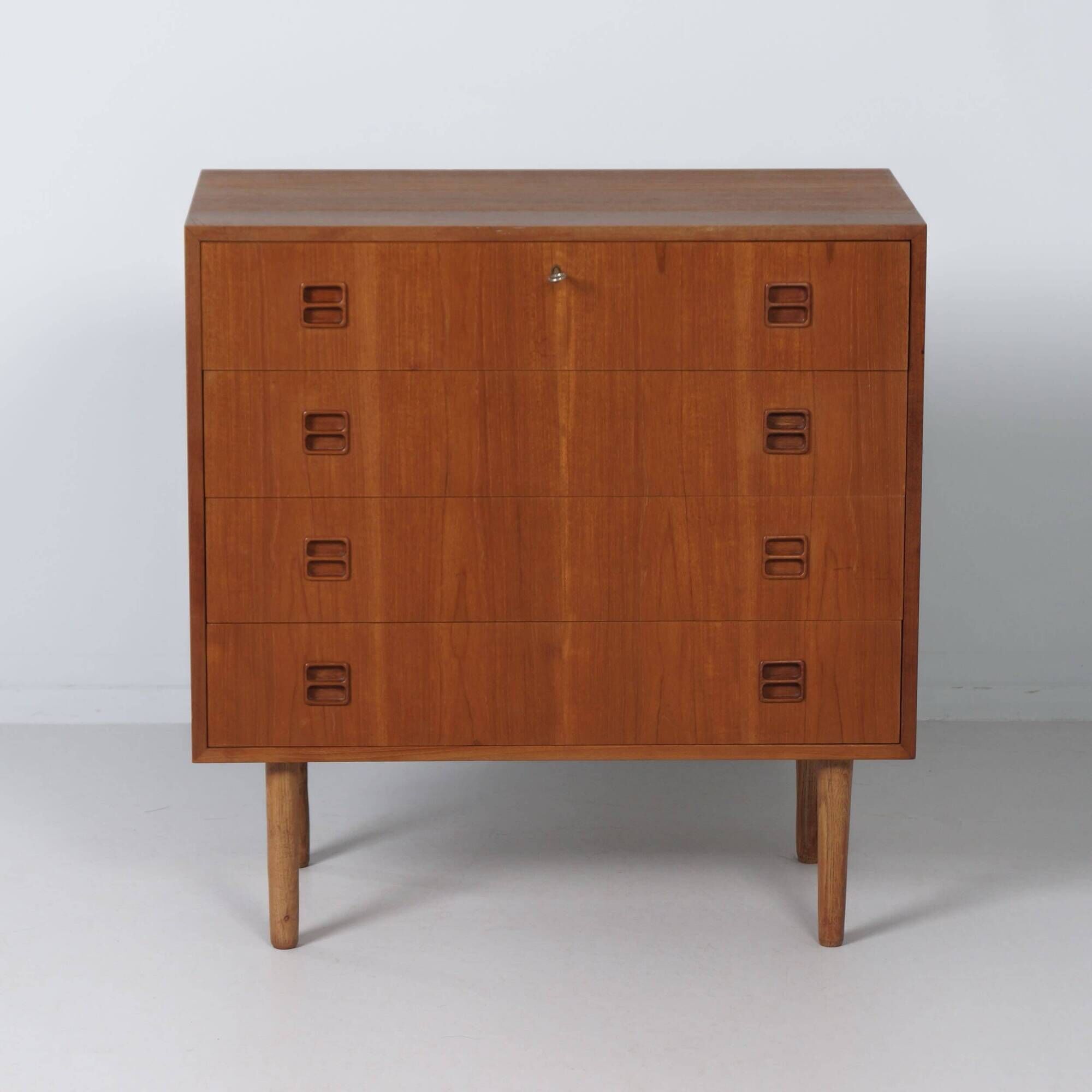 Danish teak chest of drawers, 1960s – 4 drawers, key and recessed handles