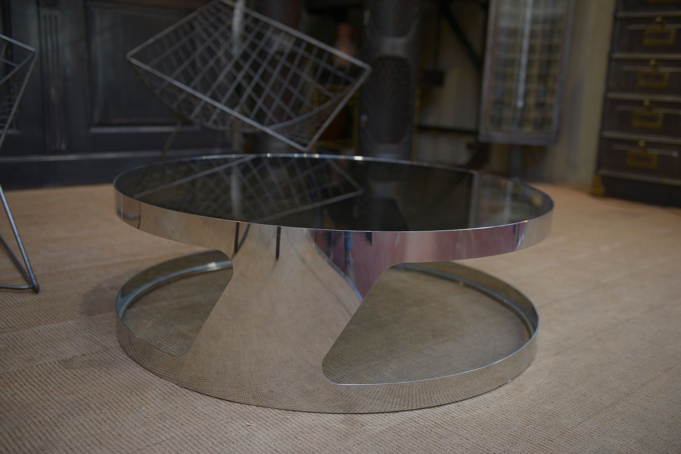 Table basse design en métal chromé et verre fumé 1970