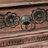 Buffet en bois de chêne sculpté
