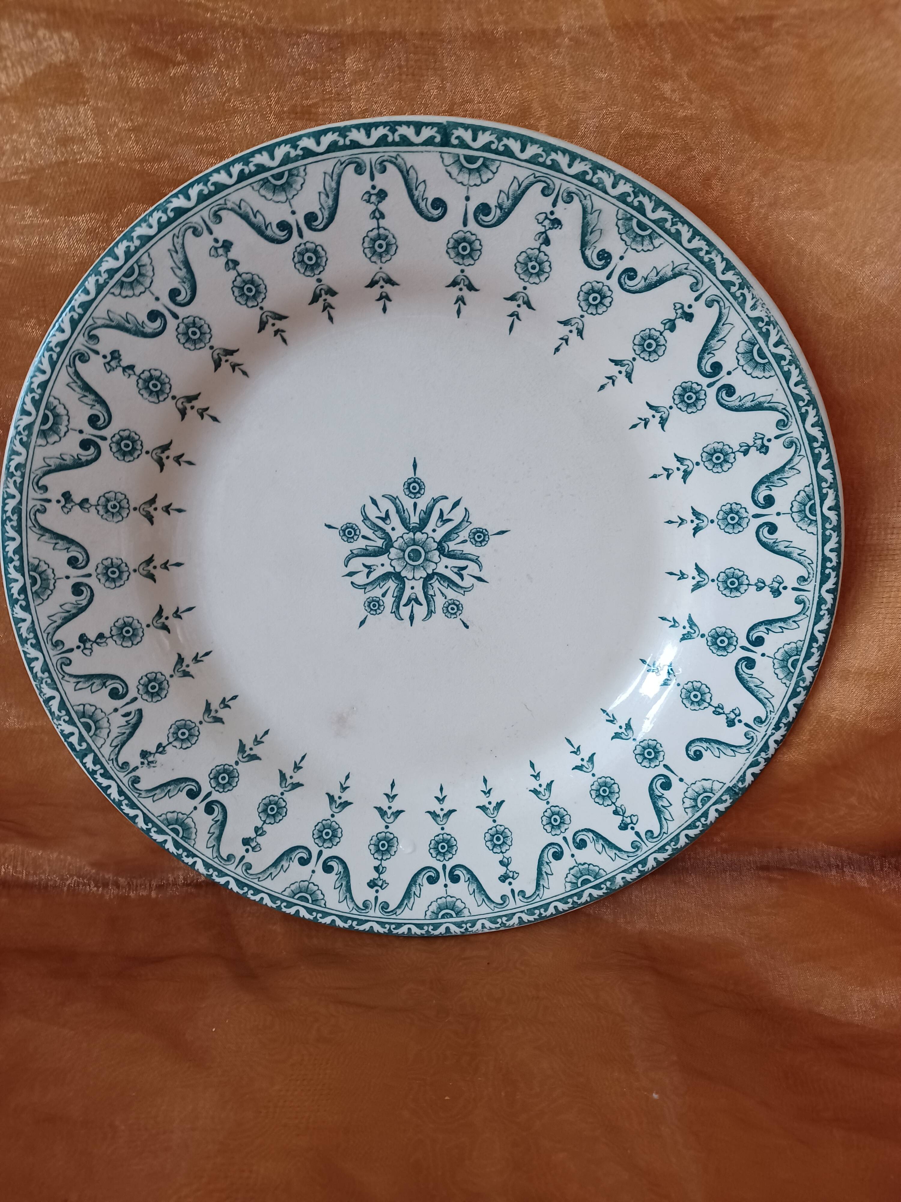 Terre de Fer Gien plate, Florentine decor