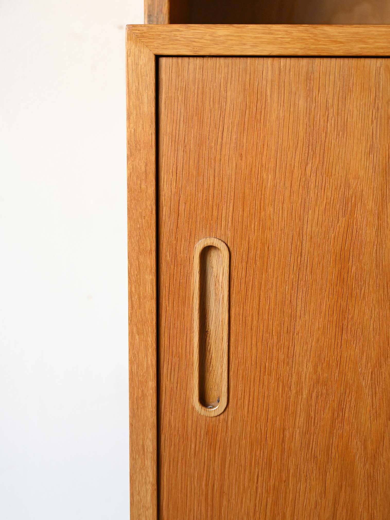 Bibliothèque scandinave avec compartiment de rangement