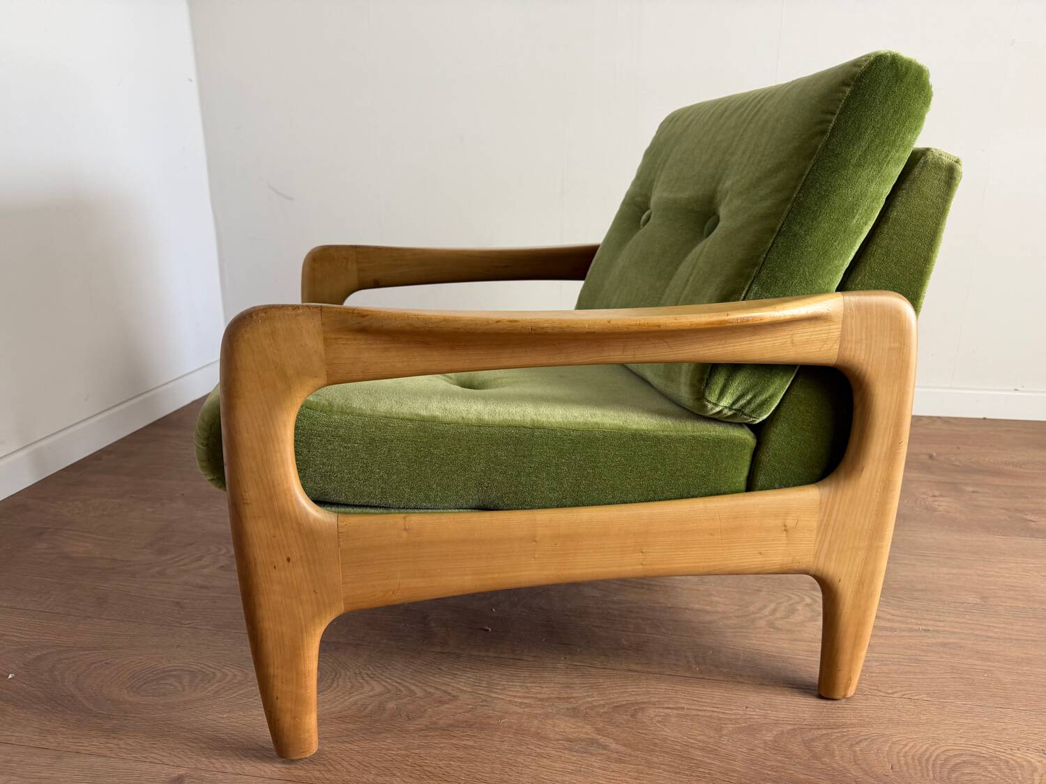 Vintage armchair with elegant Scandinavian design from the 1960s. Struct