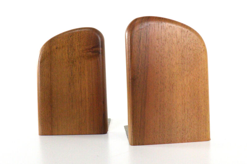 En ensemble de serre-livres en bois danois.