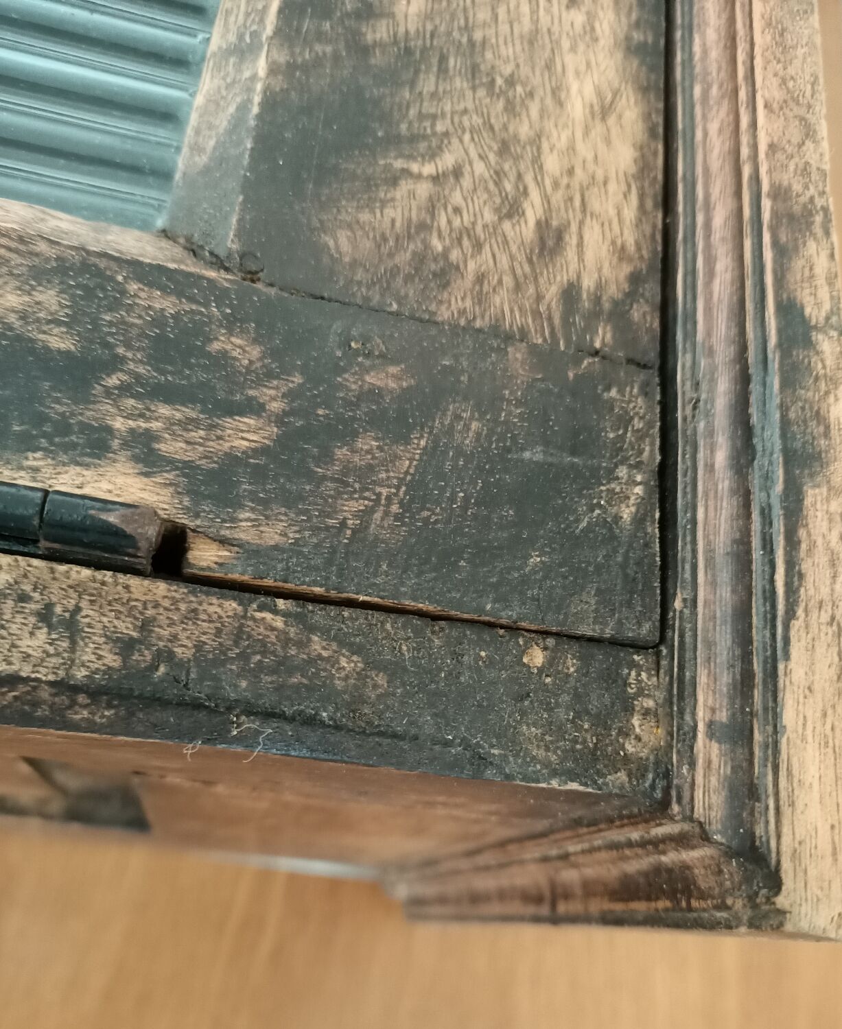 Patinated wall cabinet 2 doors