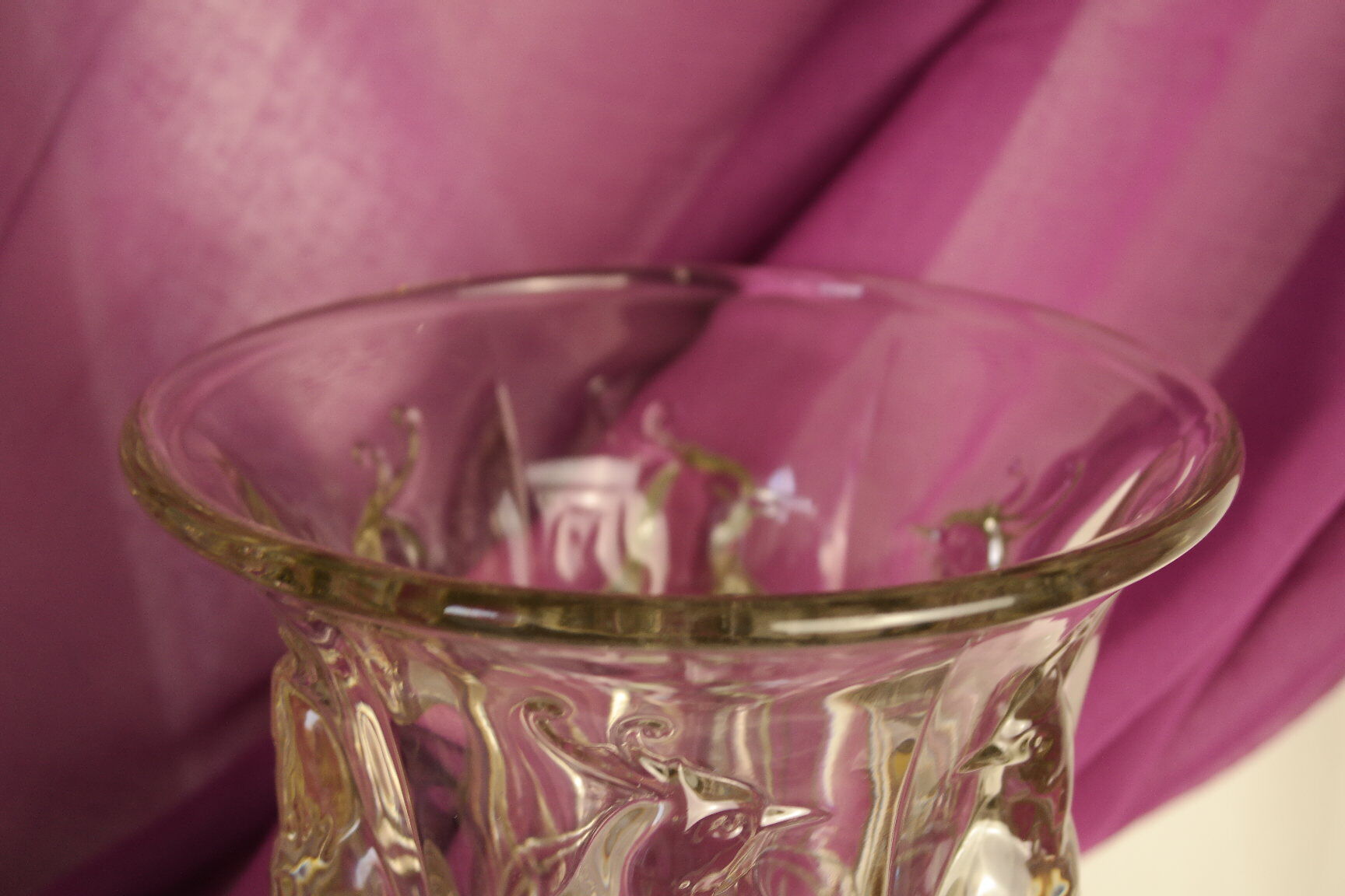 Vase with parakeets in art deco glass