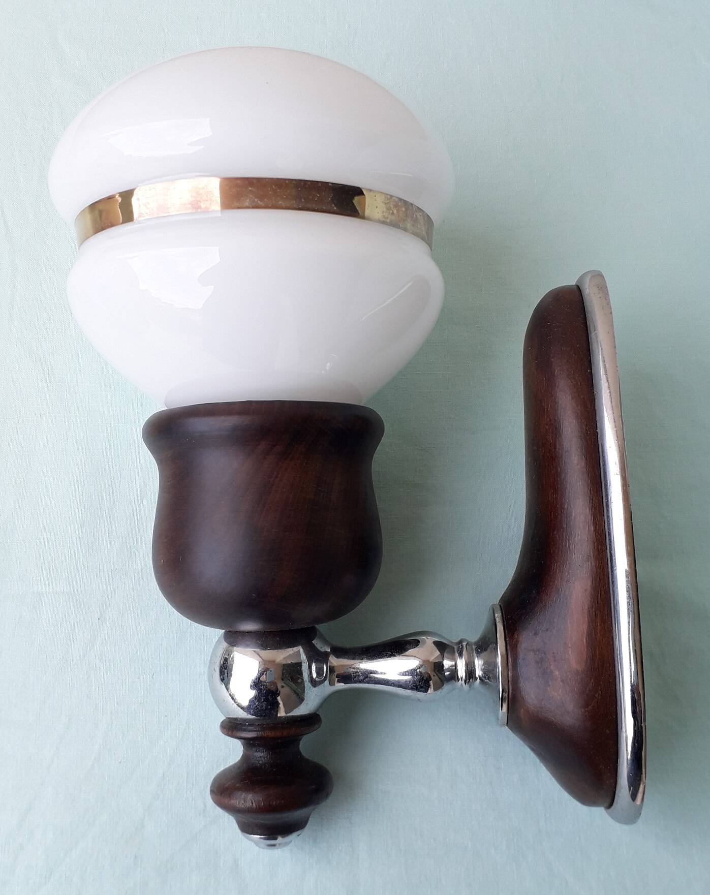 Paire d'appliques en métal chromé, bois et opaline