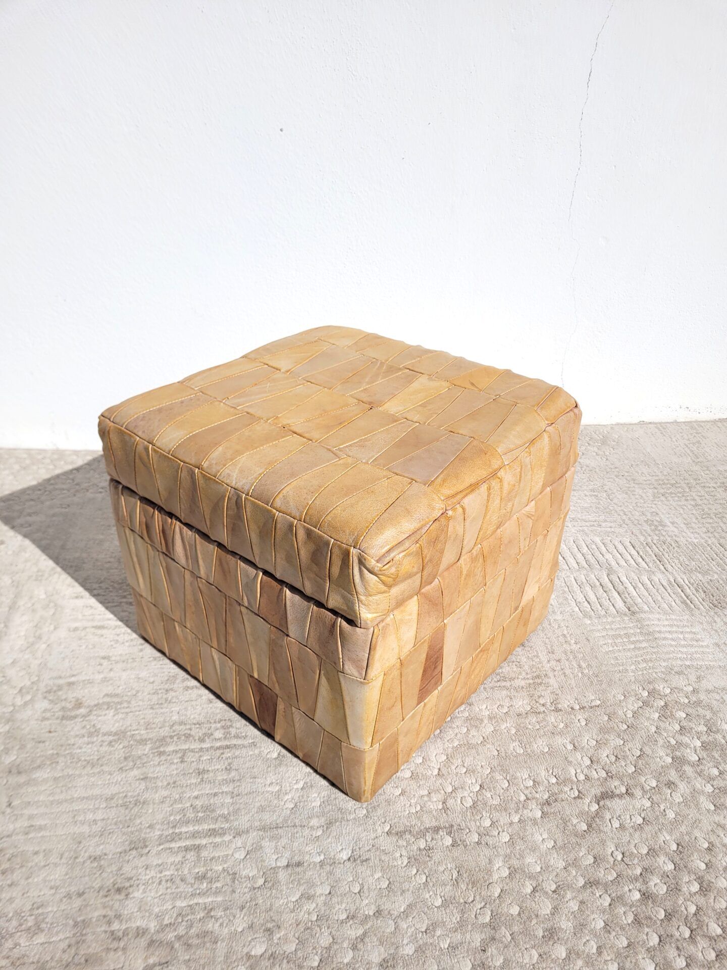 Pouf coffre façon en patchwork de cuir beige de Sede