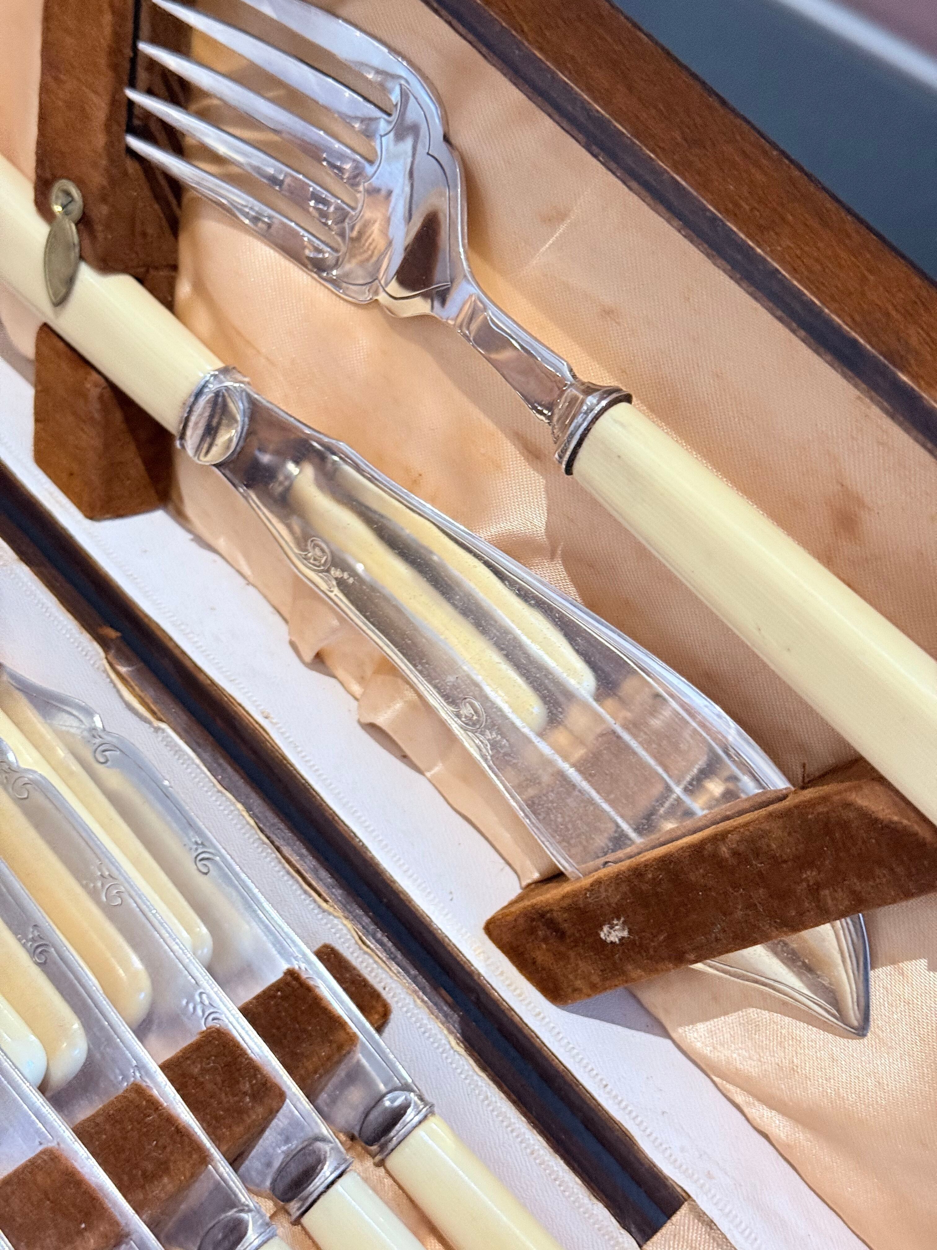 Set de couverts à poisson en métal argenté et ivoire synthétique