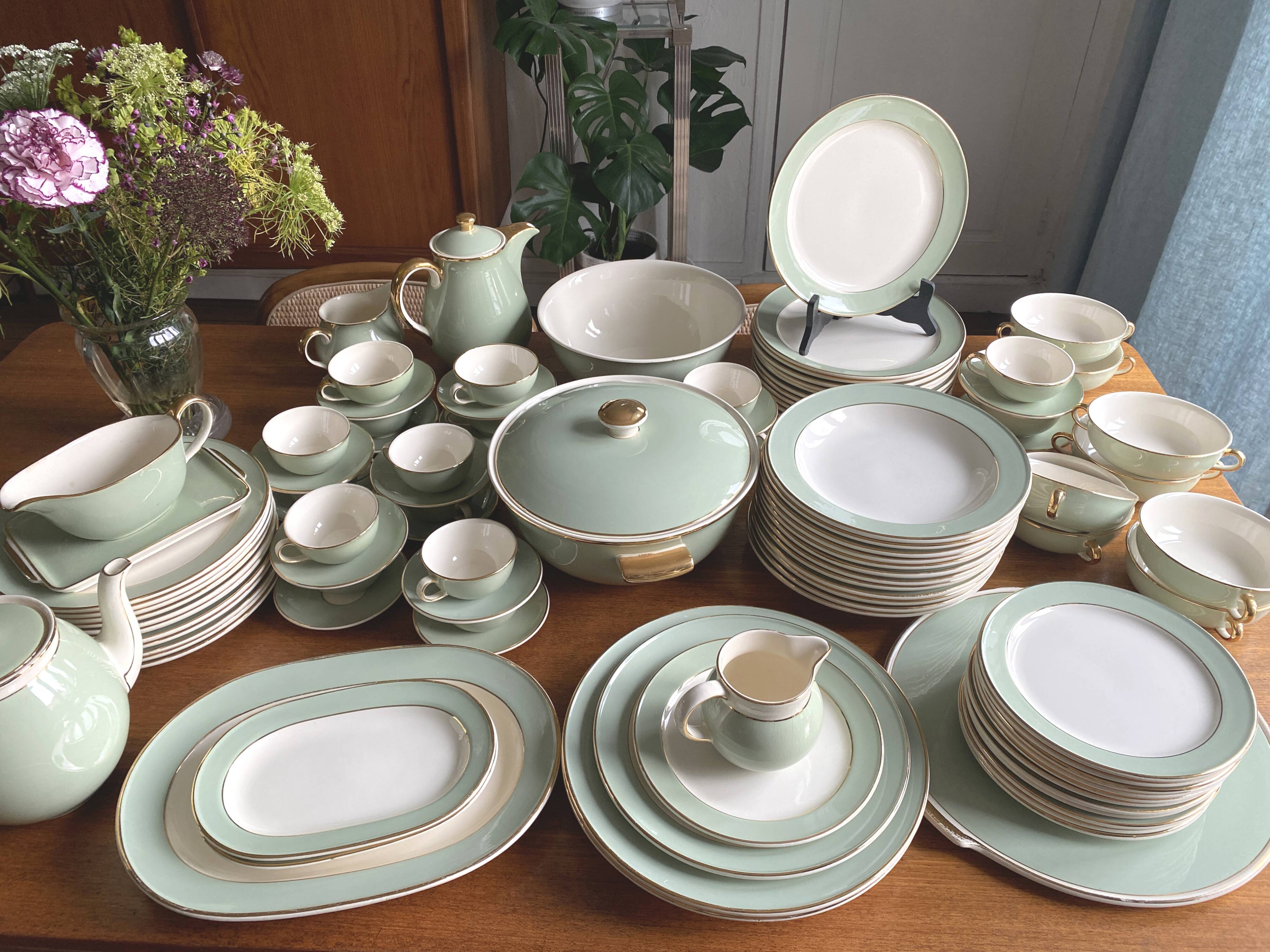 Villeroy & Boch table service in celadon green and ivory, 102 pieces.