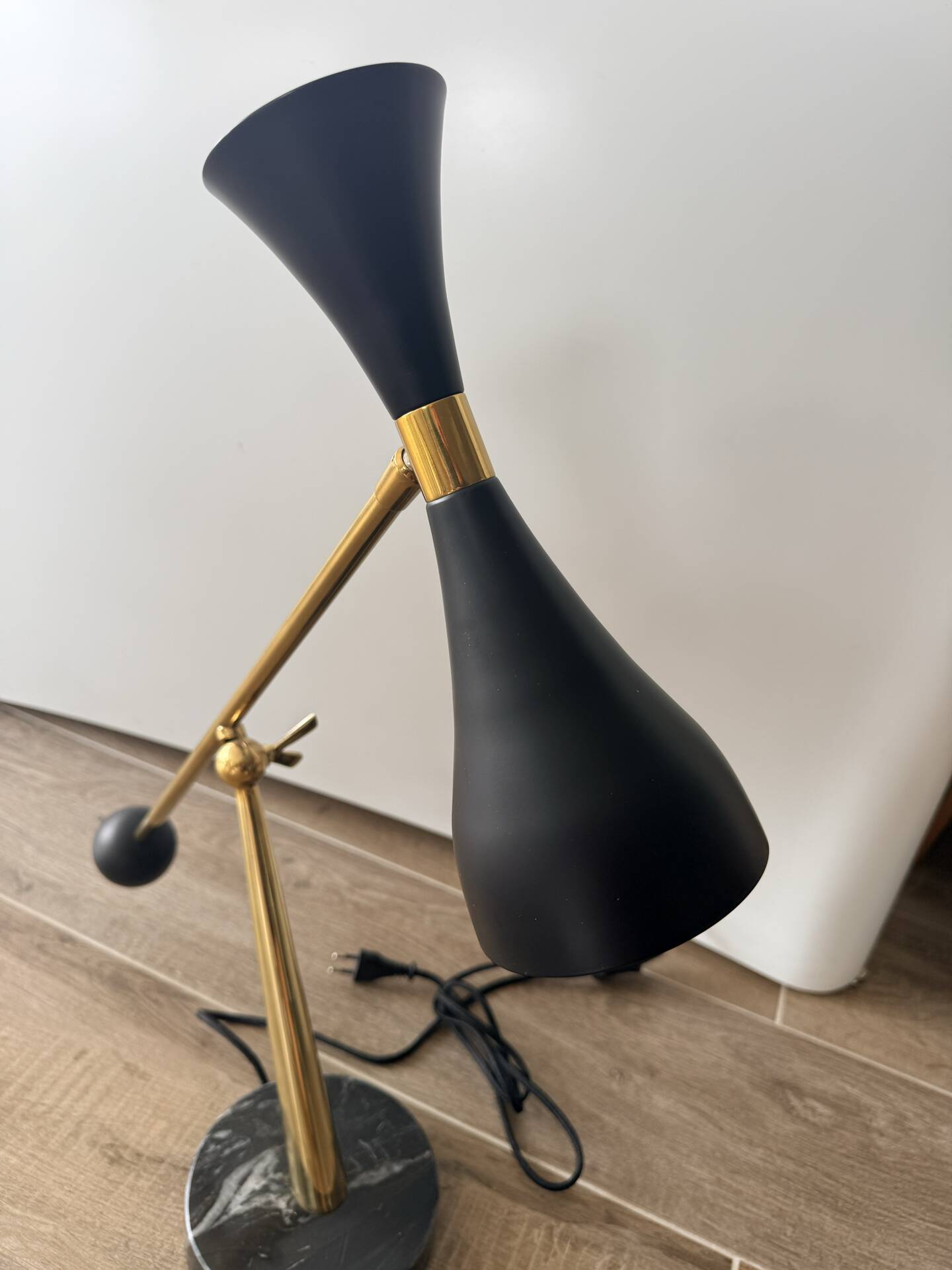 Eichholtz Cordero desk lamp in brass, black metal and marble.
