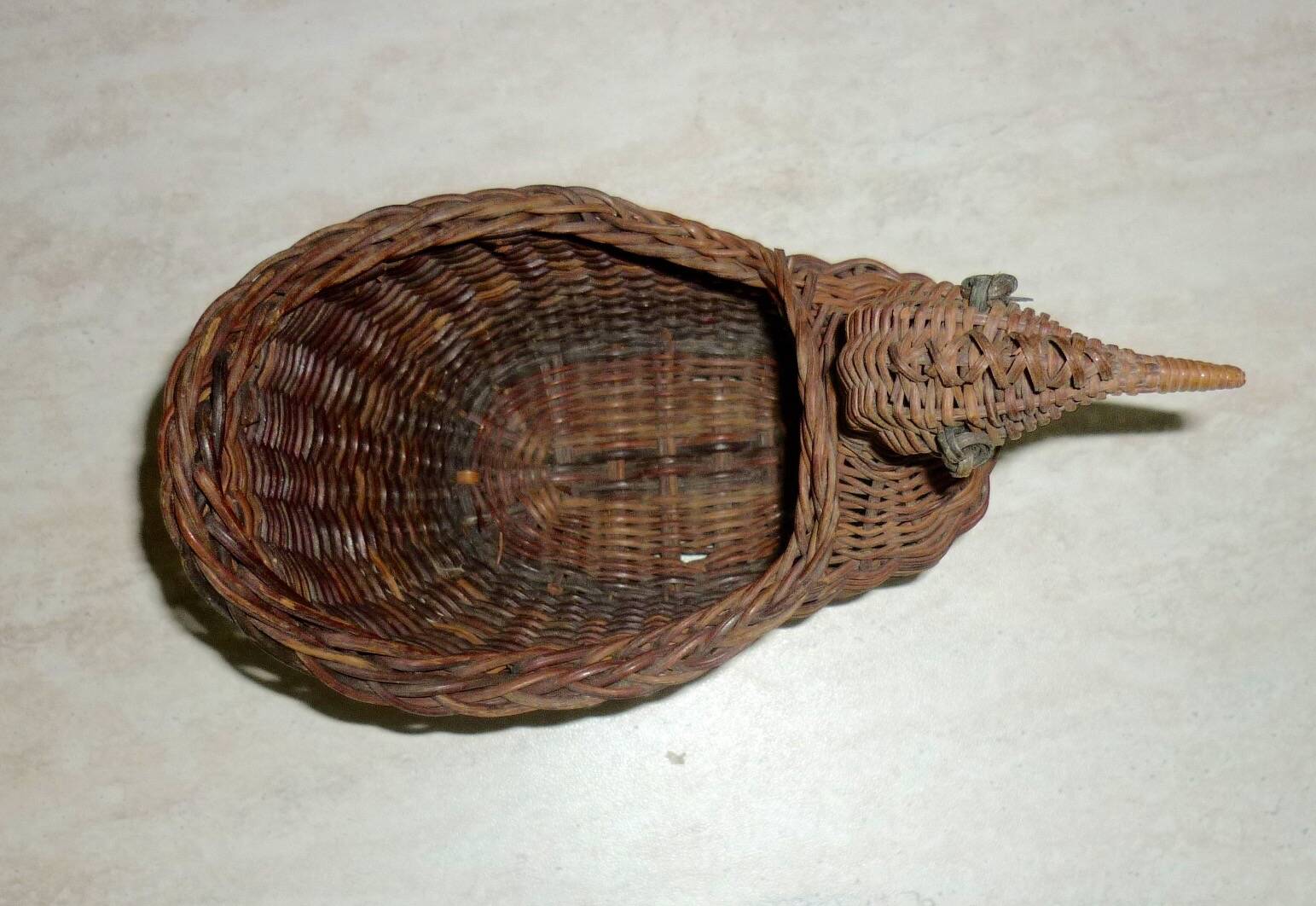 Woven wicker hen