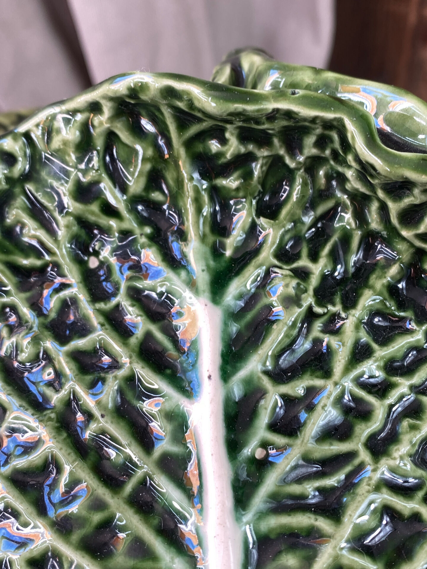 Grande soupière en barbotine feuille de chou 