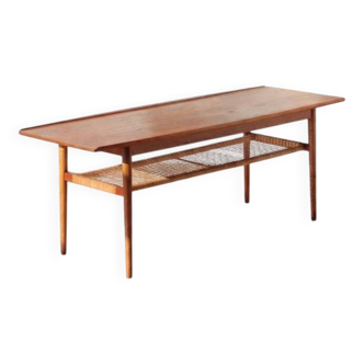 Vintage Scandinavian coffee table in teak and rattan – Danish design from the 1960s.