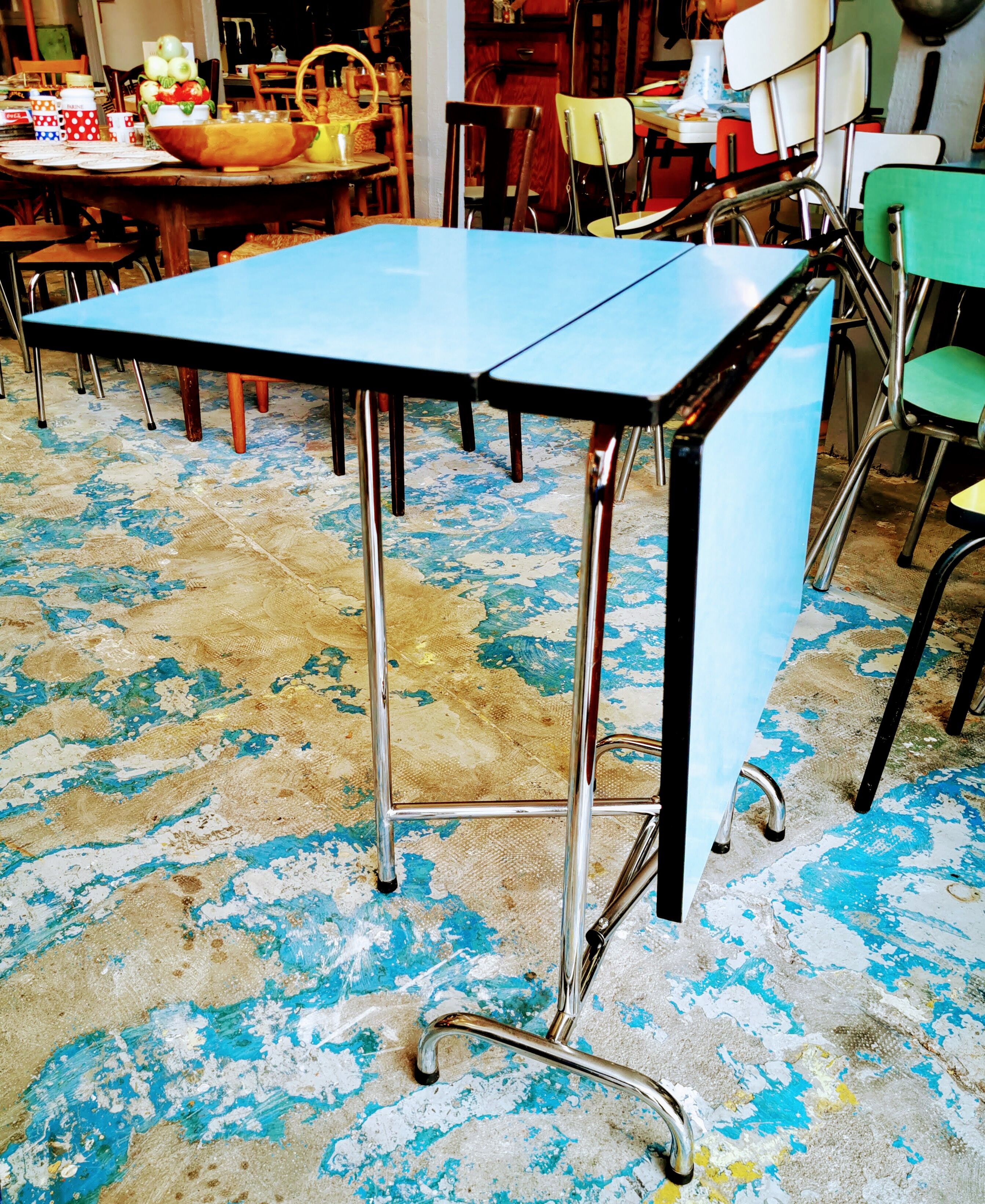 Shapeica folding table