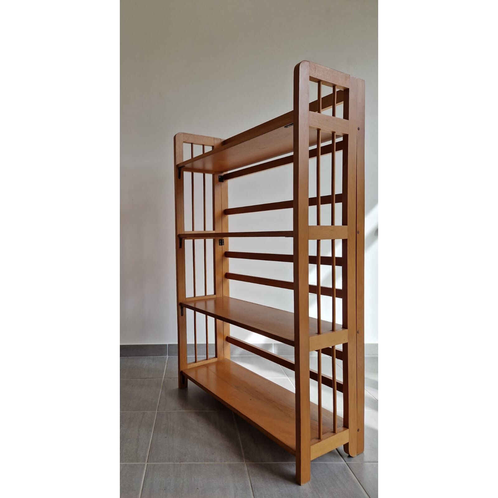 Folding bookseller's shelf