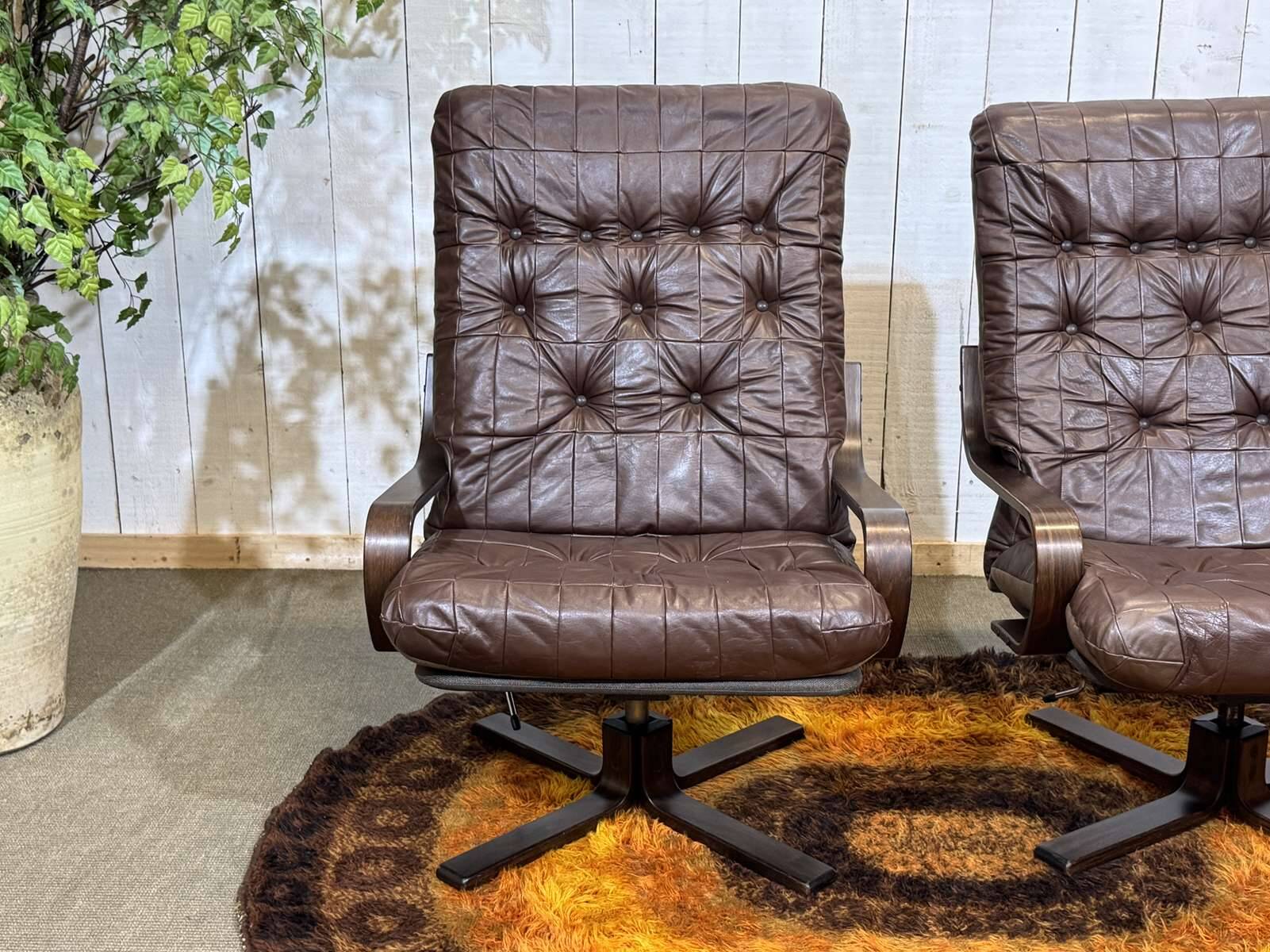 Pair of Norwegian swivel armchairs in leather and beech from the 1970s.