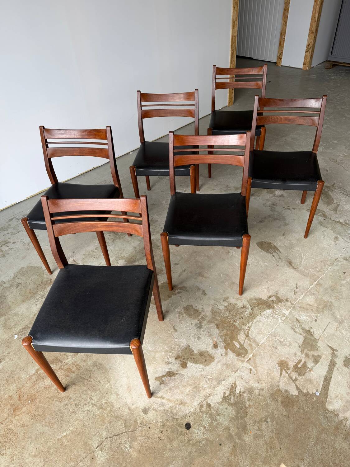 Set of 6 Scandinavian design chairs in solid teak and black Skai.