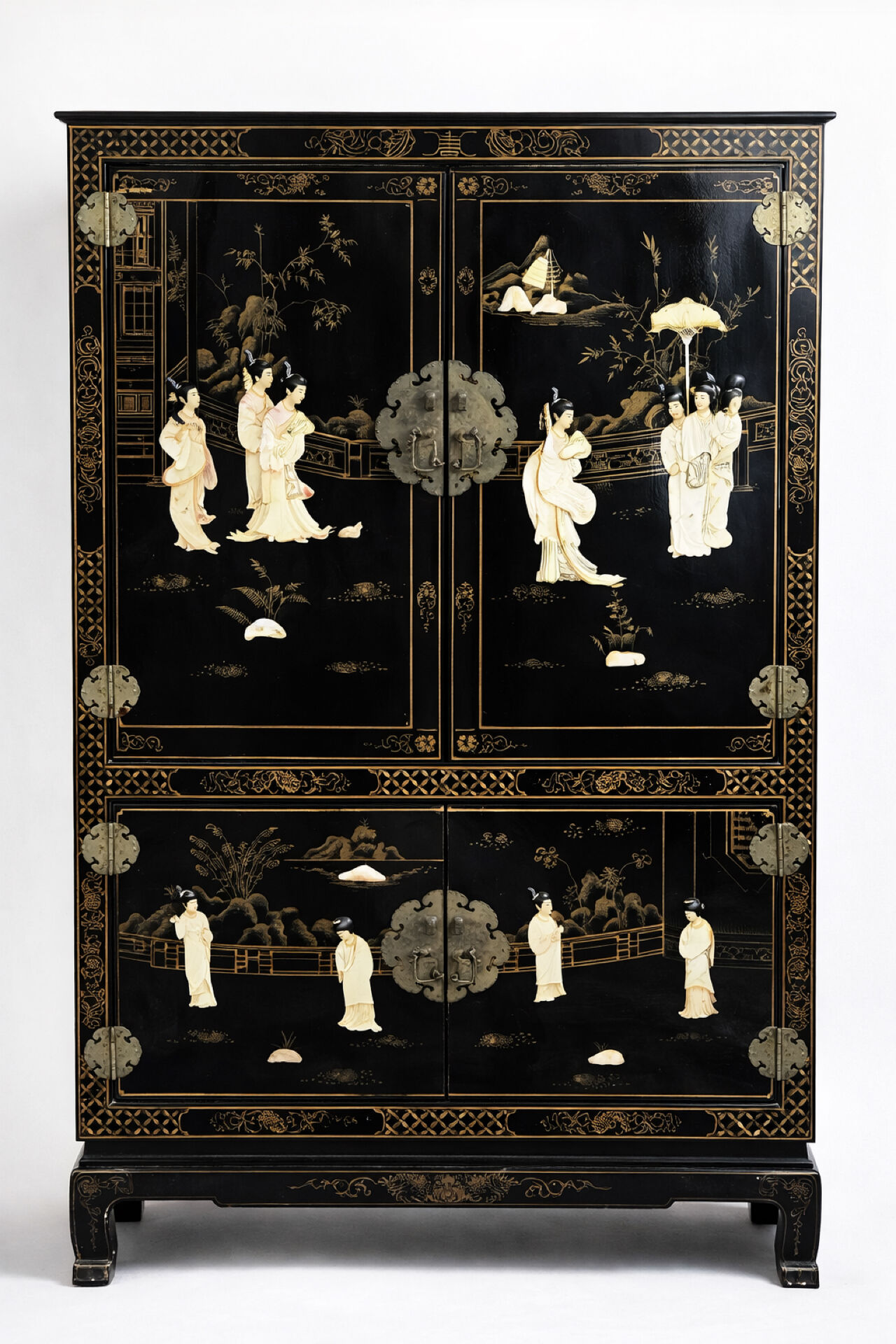 2 Cabinets chinois laqués noir, décor doré & incrustations de nacre