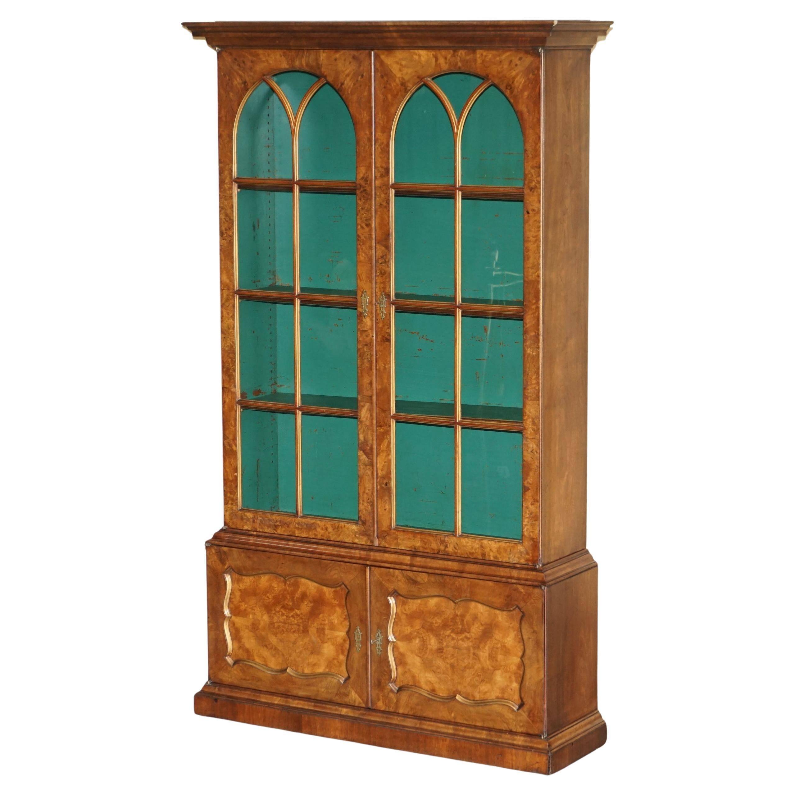 Bibliothèque victorienne en noyer loupe avec portes vitrées gothiques