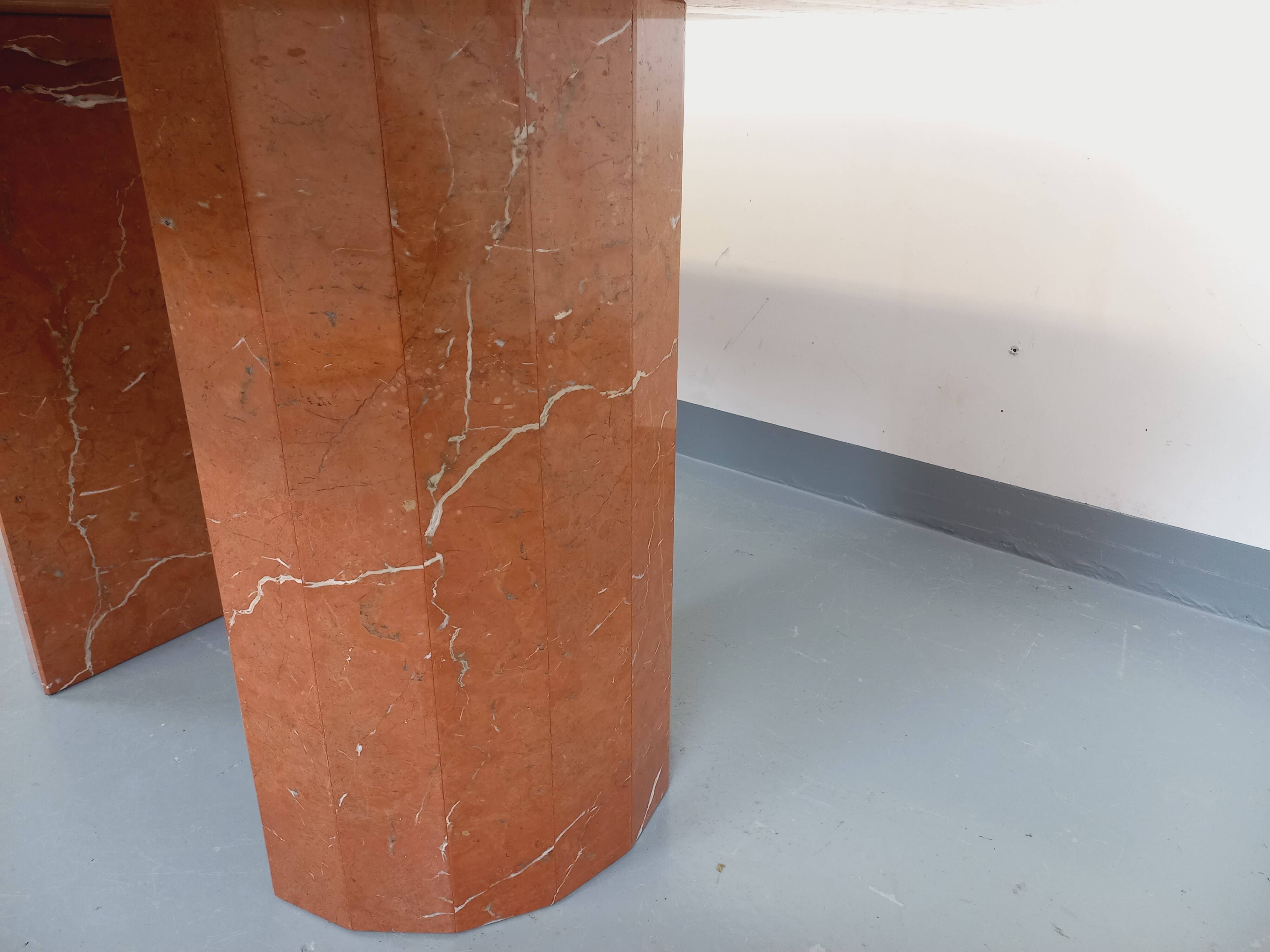 Vintage oval dining table in pink marble from the 70s 80s.