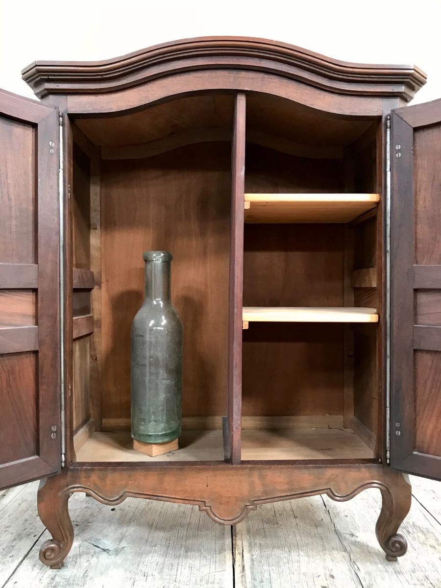 Small-scale model of a French cabinet