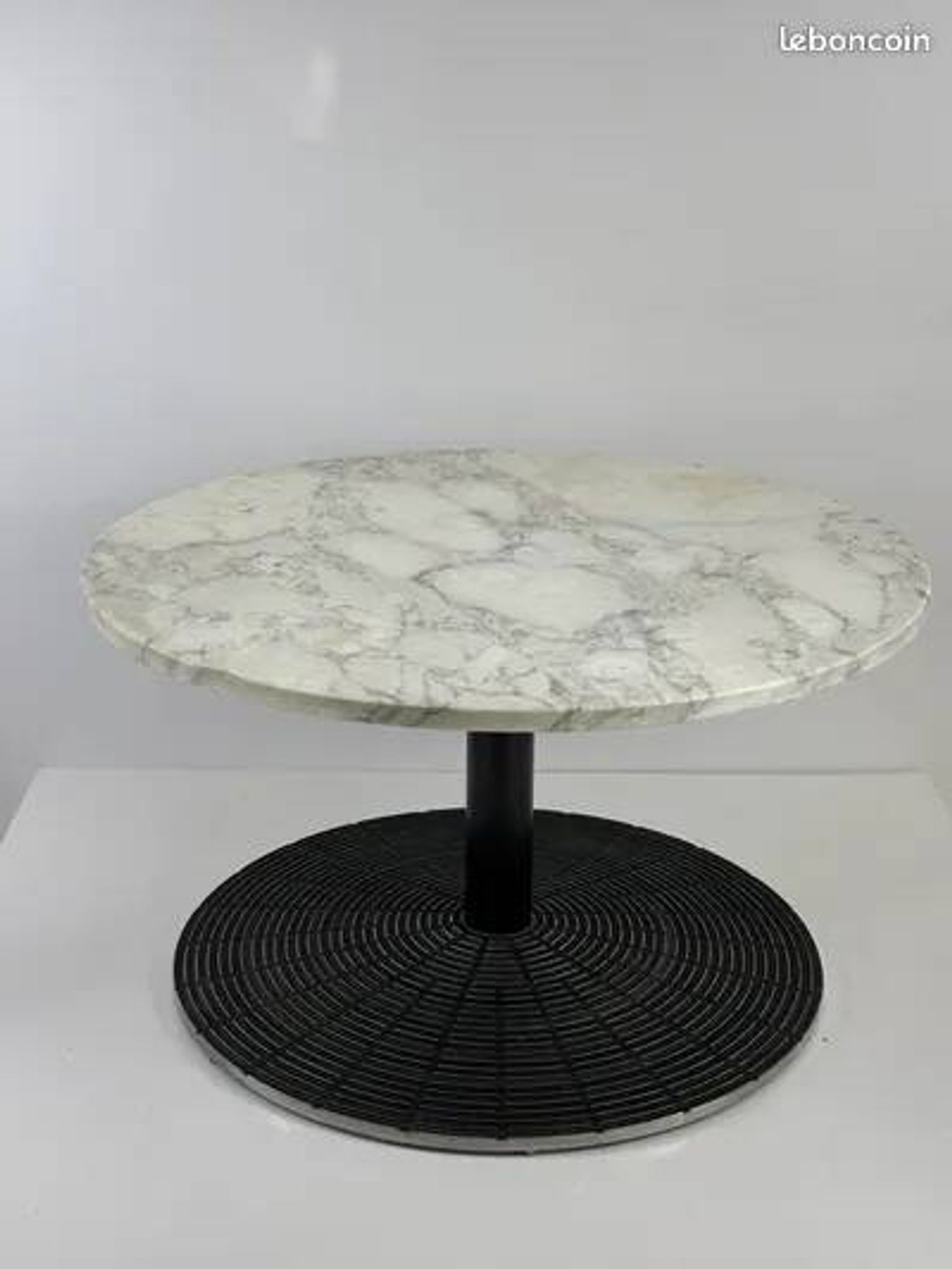 Tecno Varedo Coffee Table White Veined Marble Black Lacquered Metal Grid Base 1980s Italian Design Collector's Item