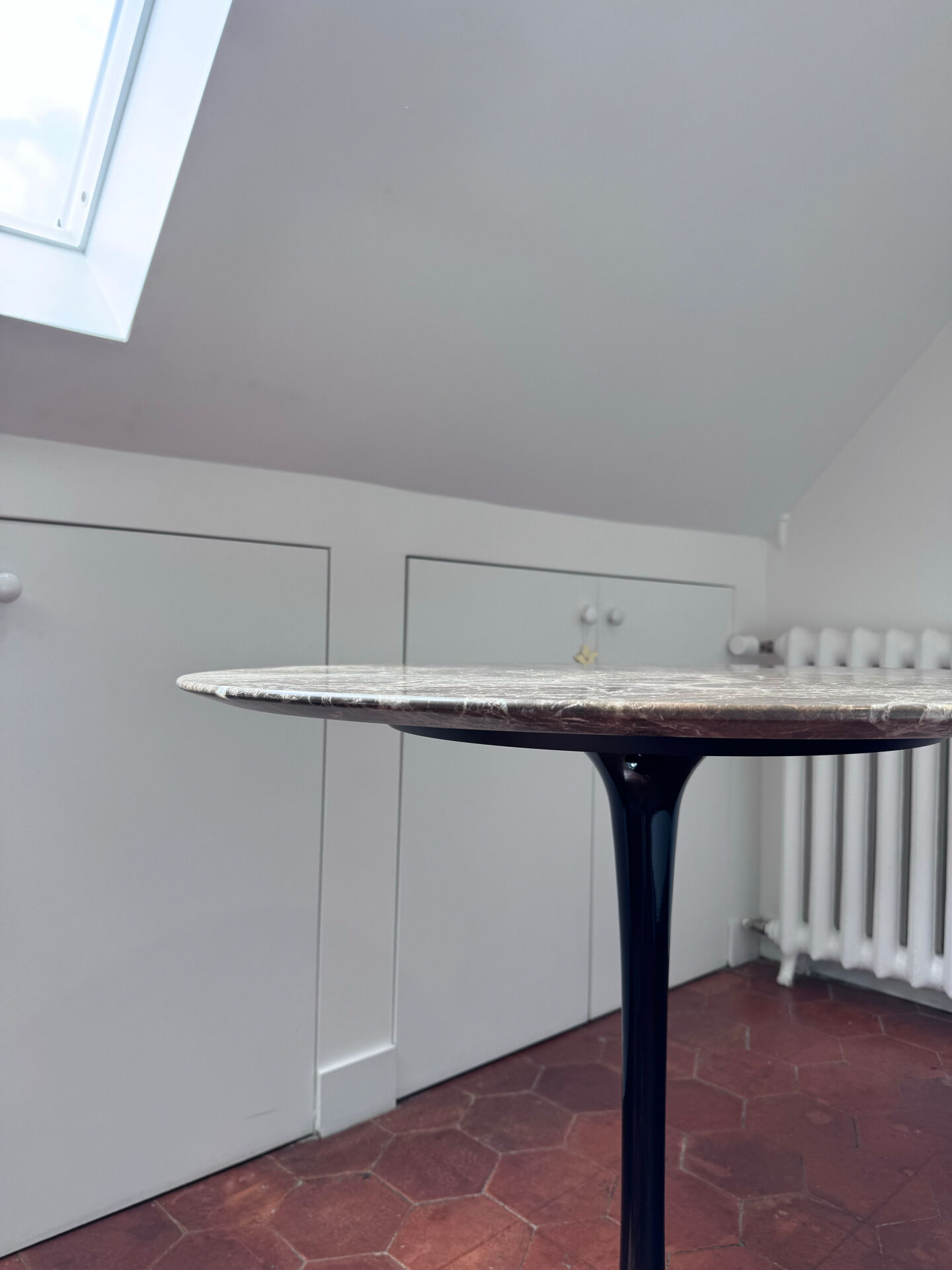 Tulip Table – Eero Saarinen style – dark brown Emperador marble top