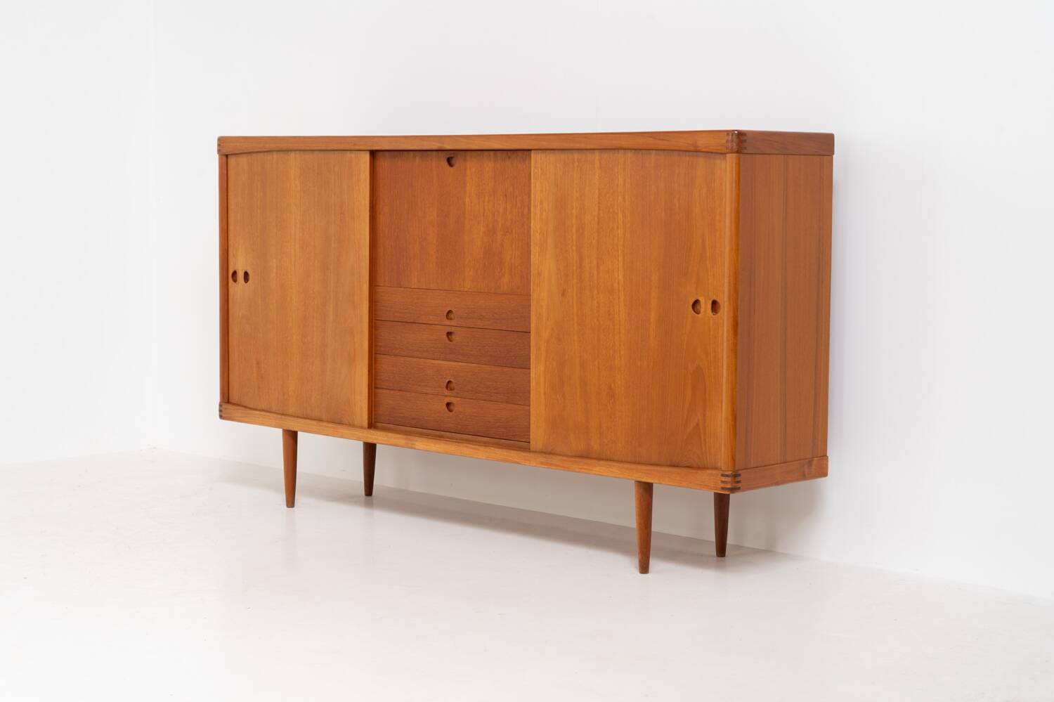 Buffet haut de Henry W. Klein pour Bramin en teck (Danemark, années 1960).