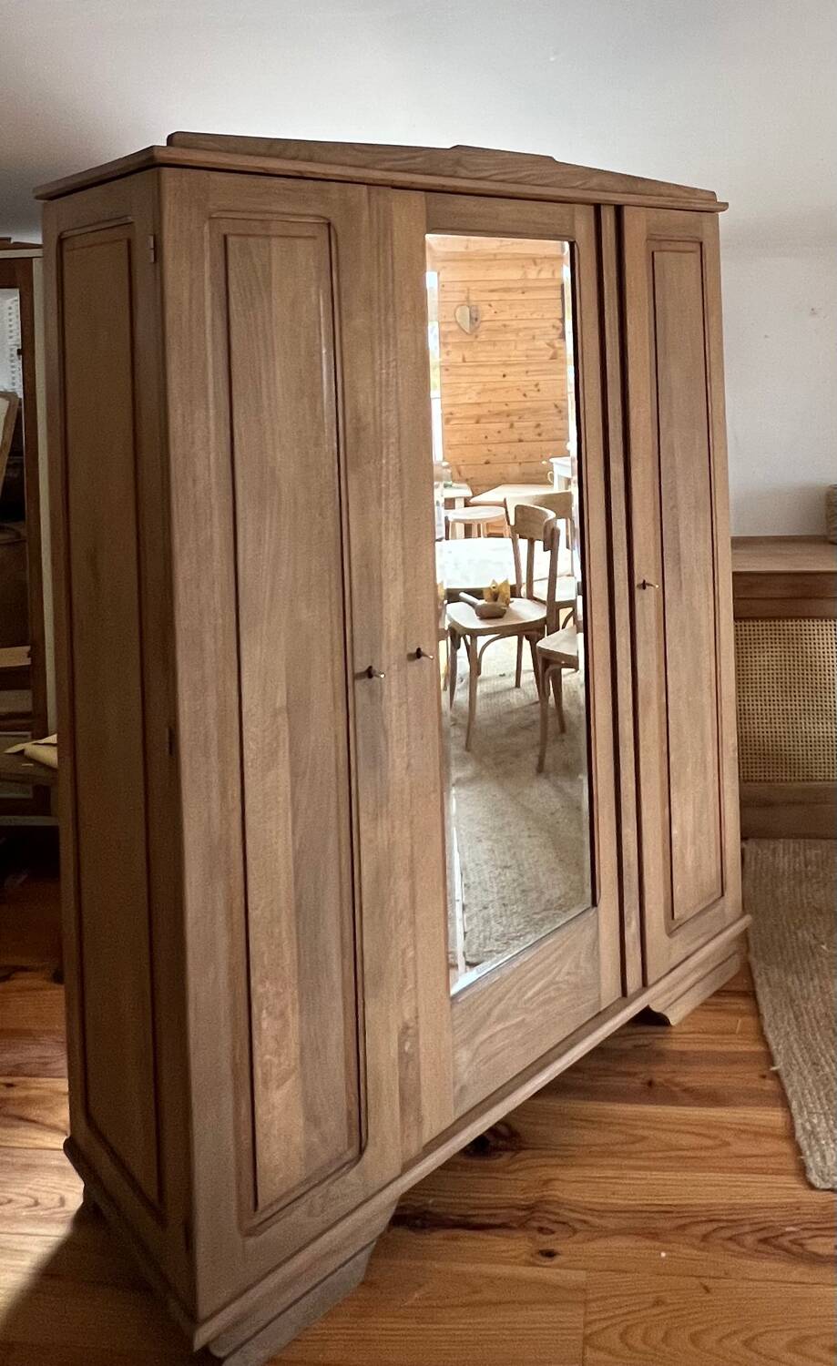 Antique wardrobe in raw solid oak: hanging space + shelves