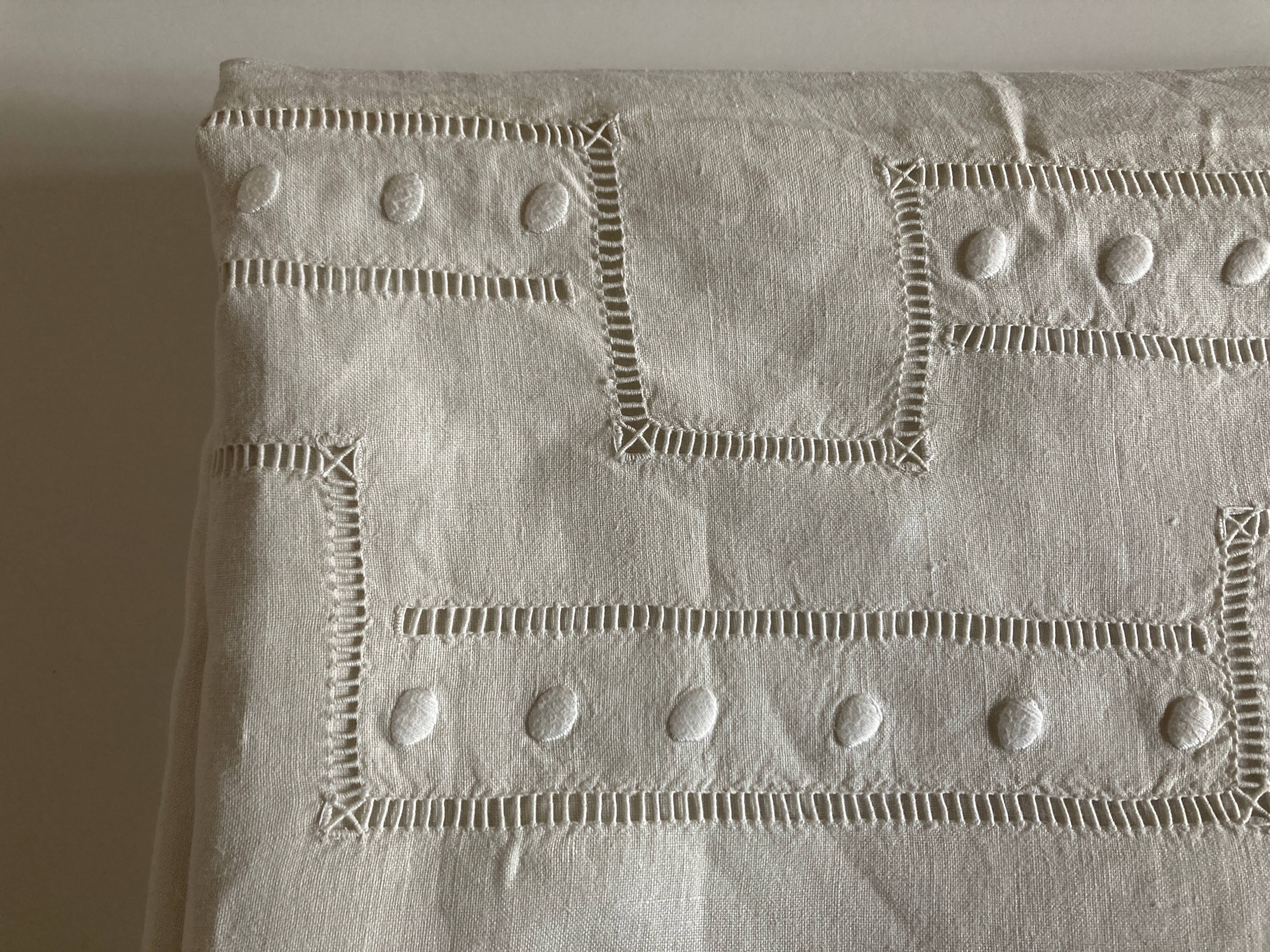 Linen cloth embroidered days and peas shuttle without monogram 1960