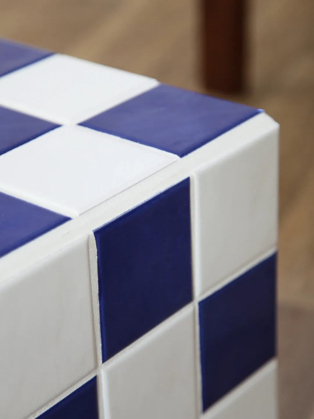 Table basse carrelée bleue et blanche damier