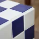 Table basse carrelée bleue et blanche damier