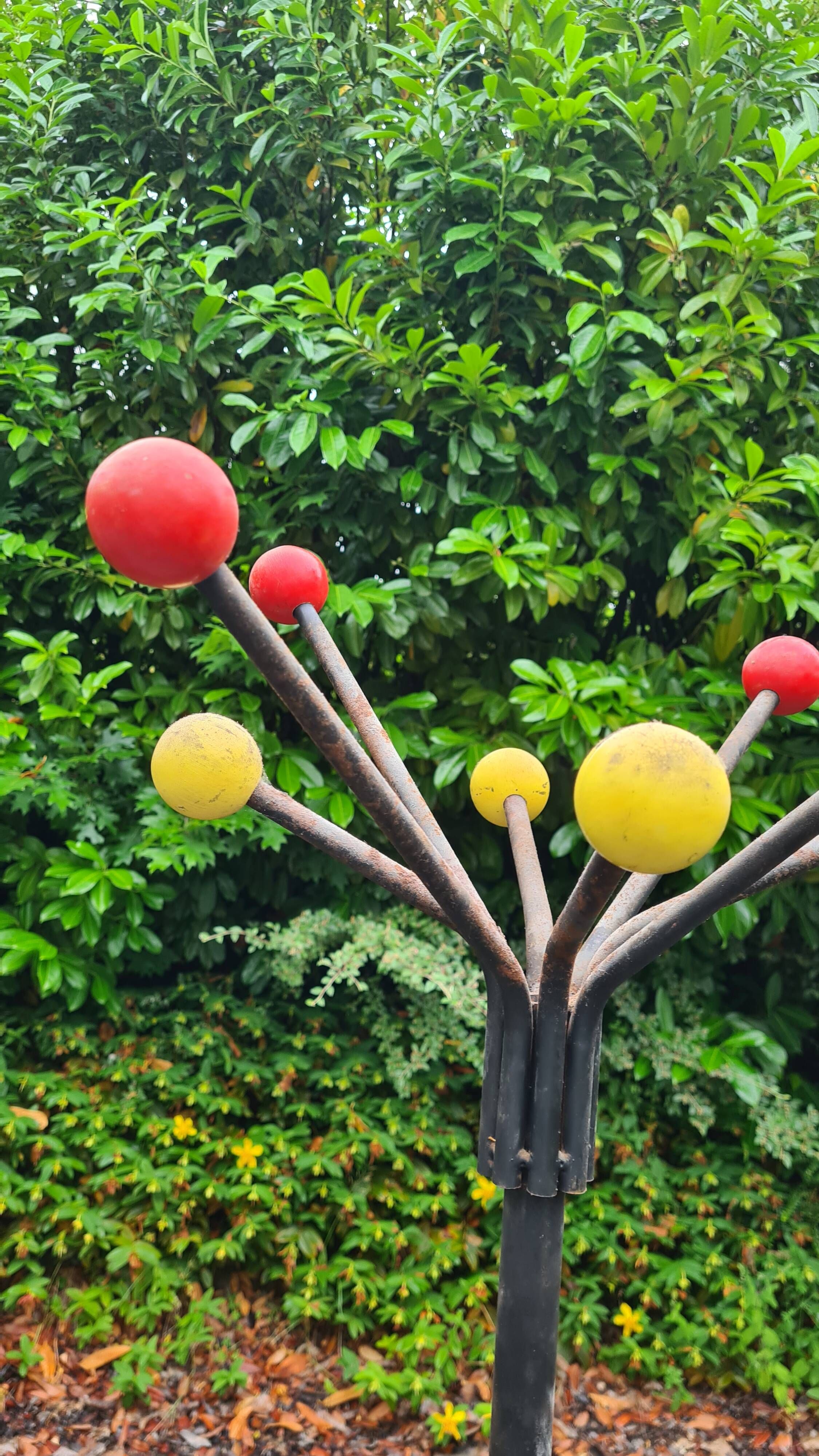 Atomic coat rack in metal and wooden balls / 1950s