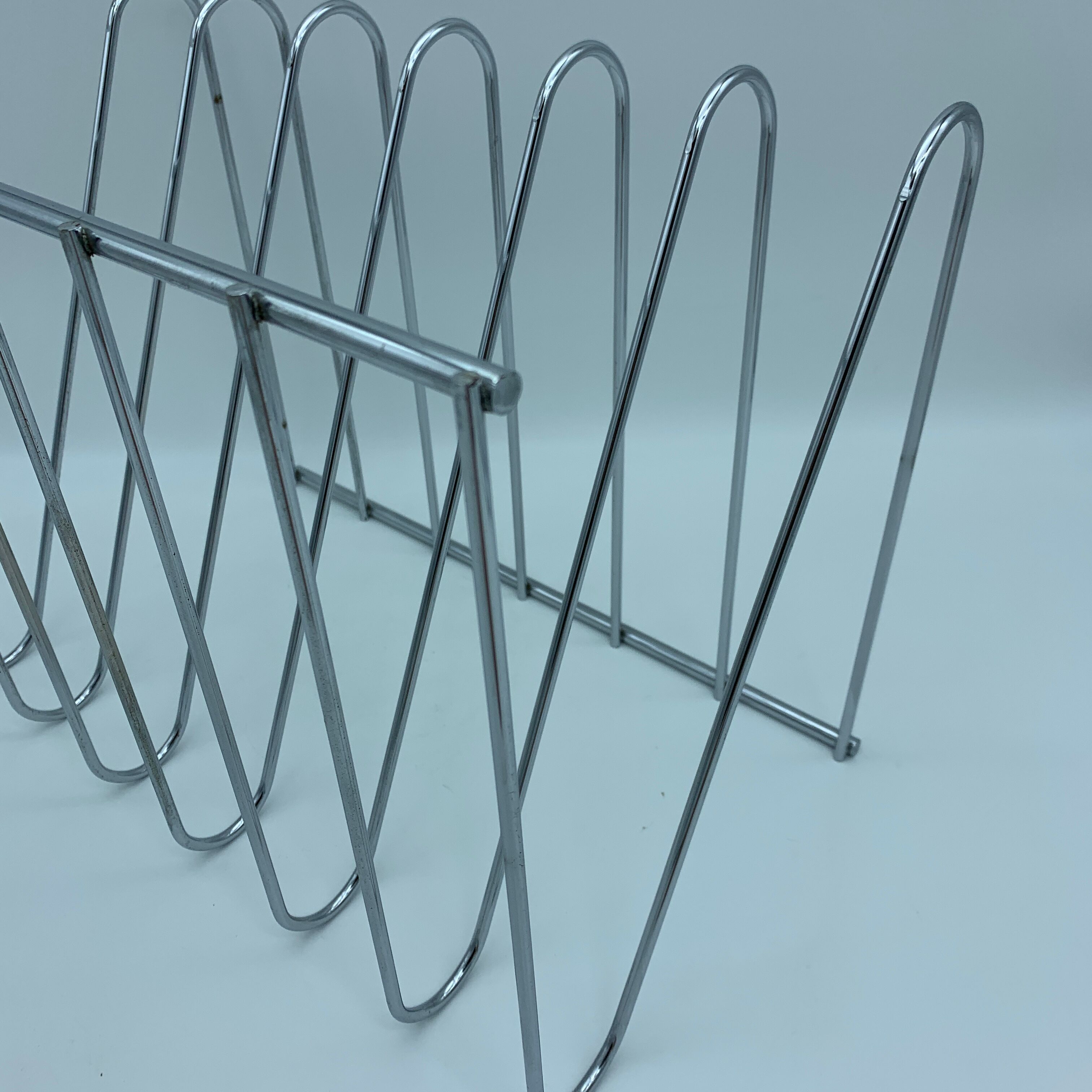 Chrome metal Z magazine rack