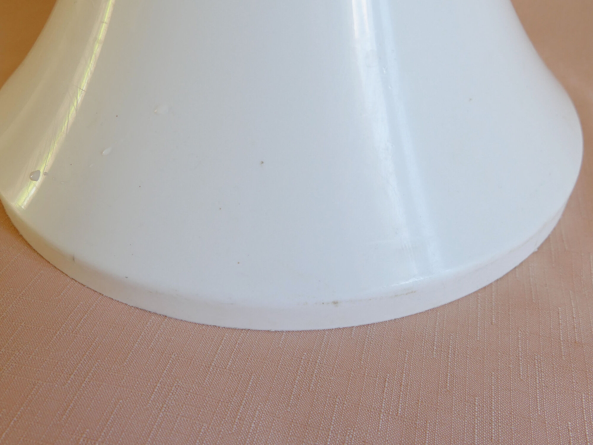 Vintage white plastic stool imitation Tam Tam from the space age of the 70s