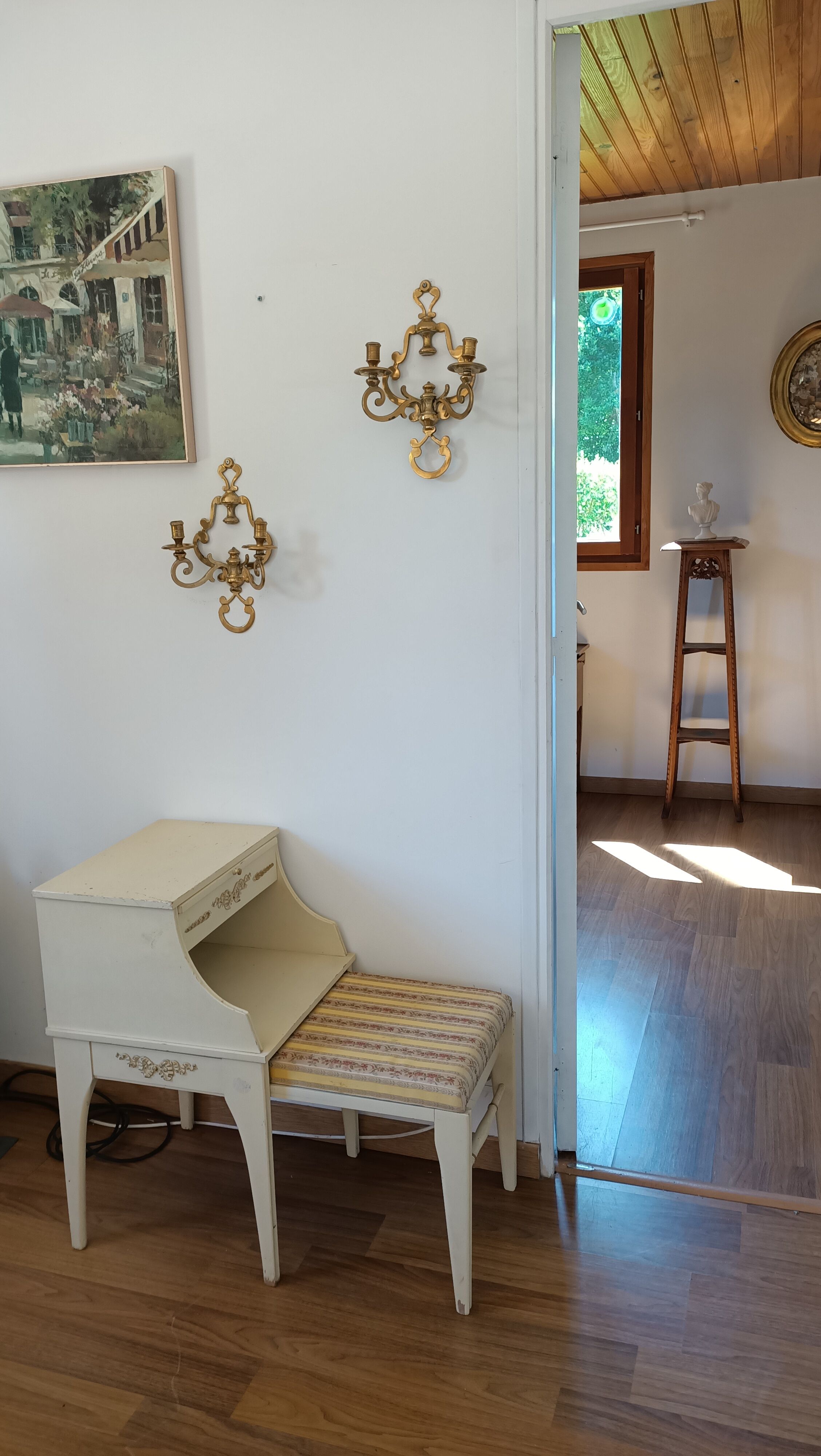 Chippy Phone Seat Table