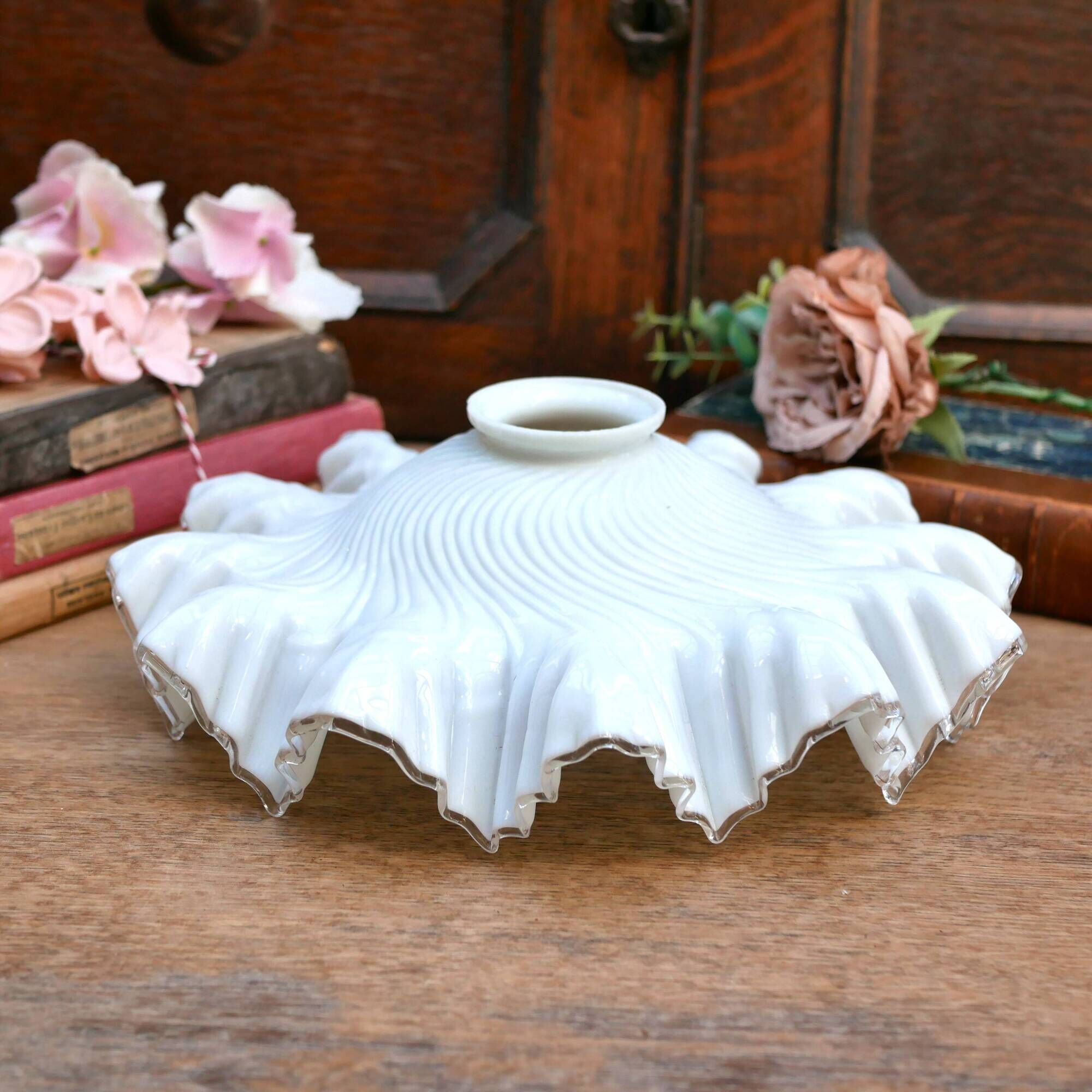 Abat-jour Art déco en verre blanc laiteux cannelé/style mouchoir avec bordure