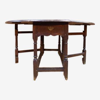 Folding round table in 18th century oak wood