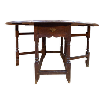 Folding round table in 18th century oak wood